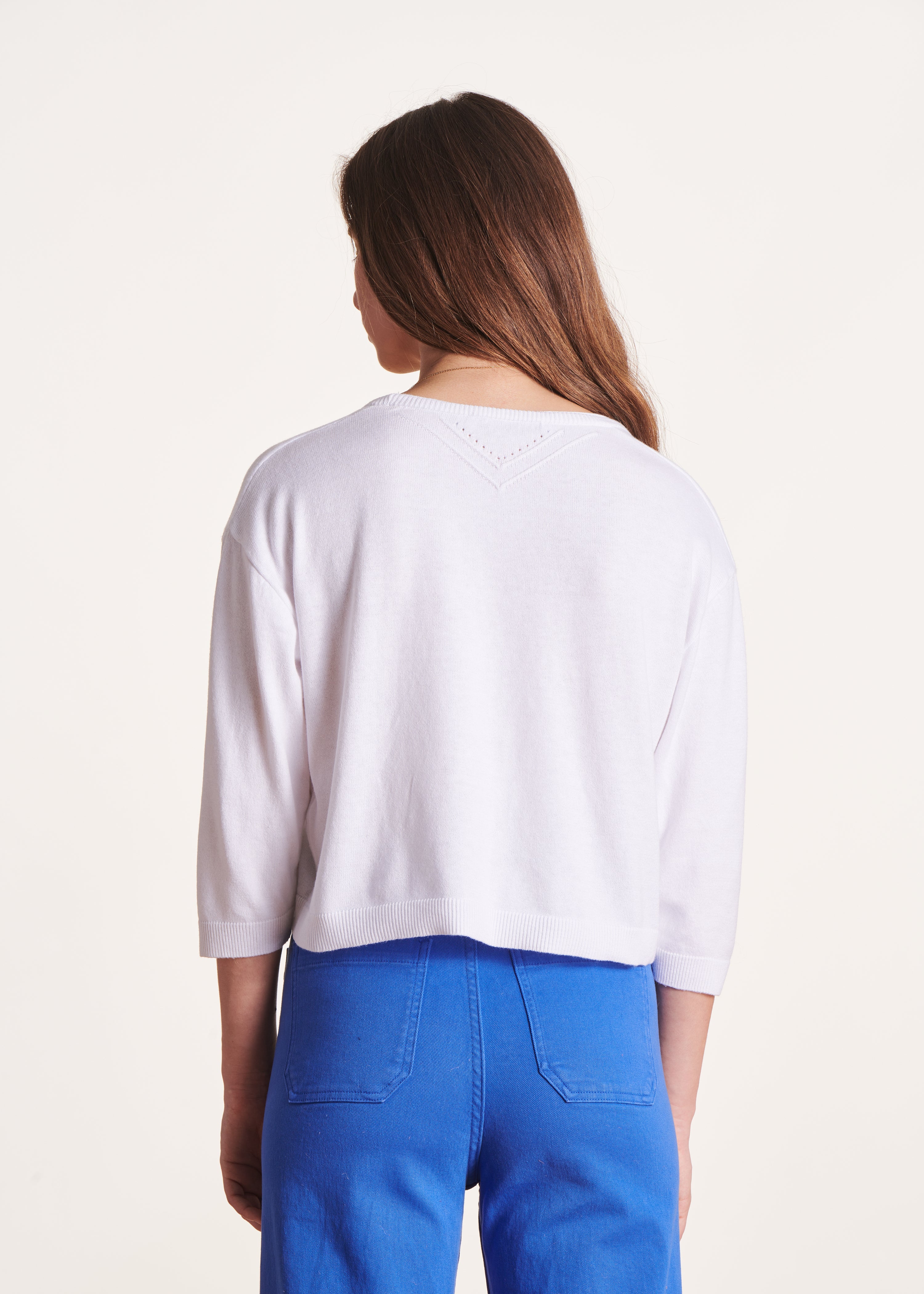 Kurze weiß Strickjacke mit 3/4-Ärmeln und V-Ausschnitt