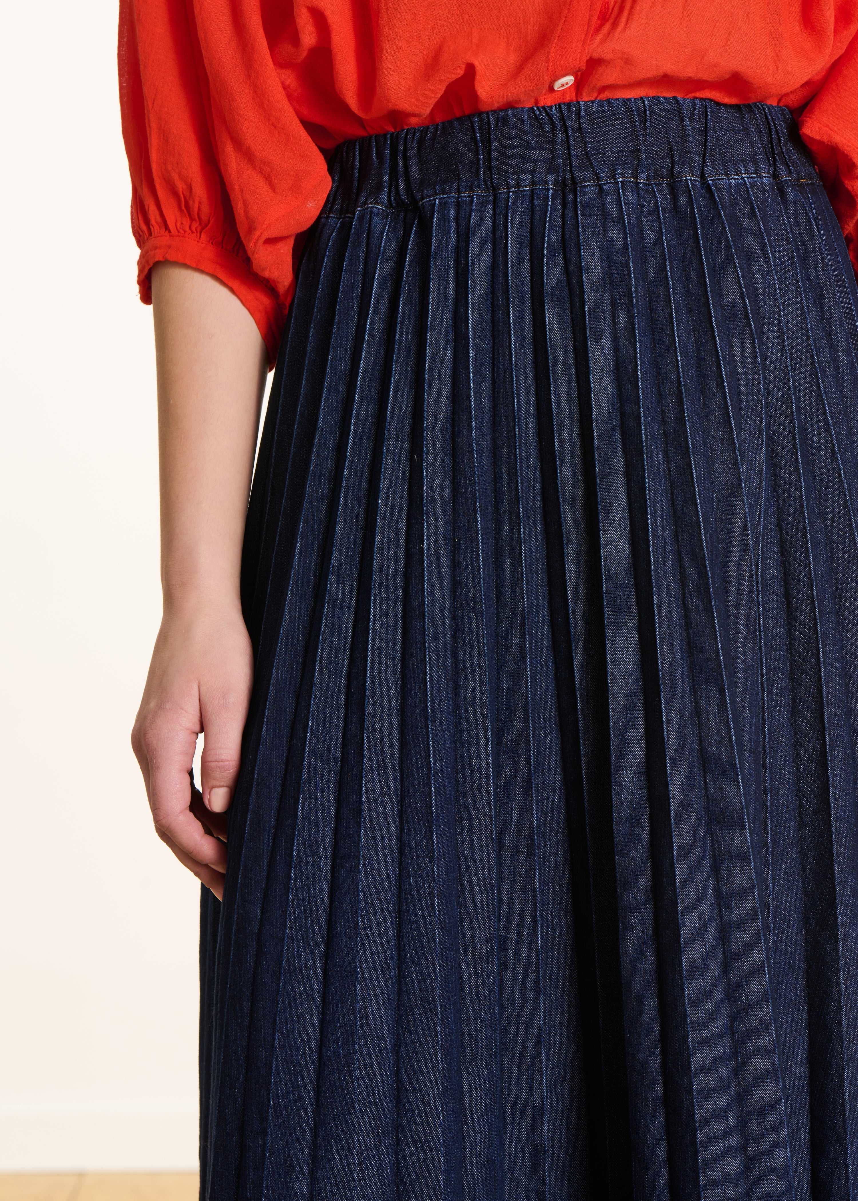 Long pleated skirt in raw denim