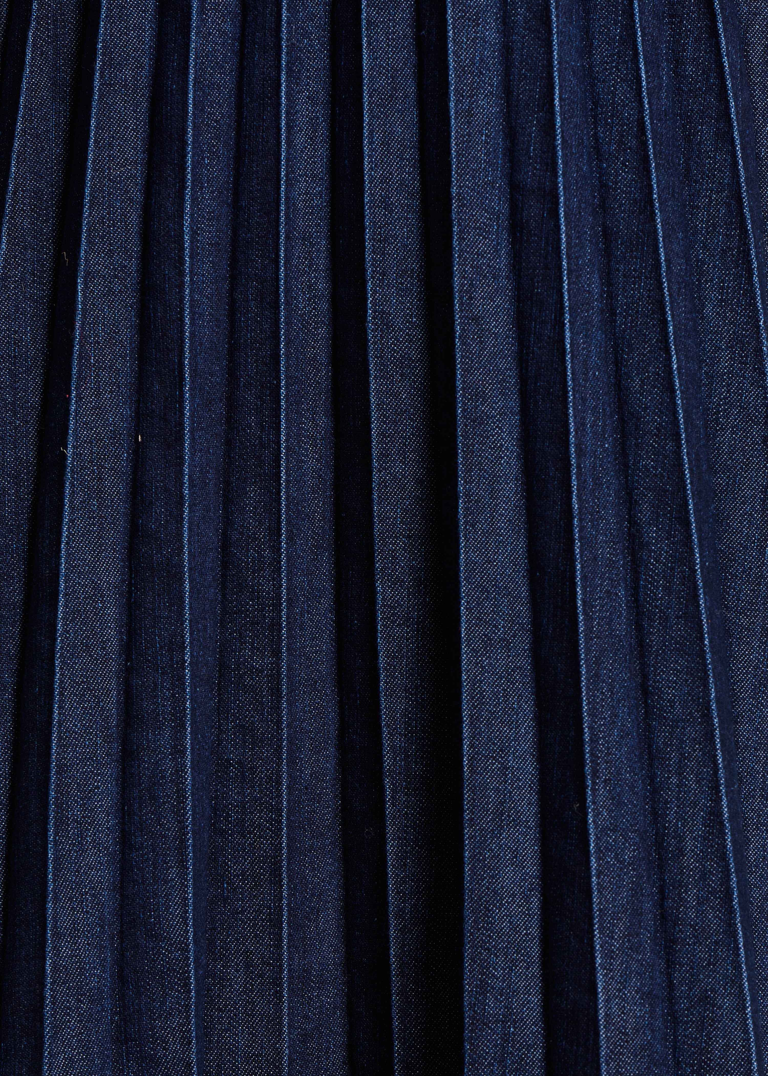 Long pleated skirt in raw denim