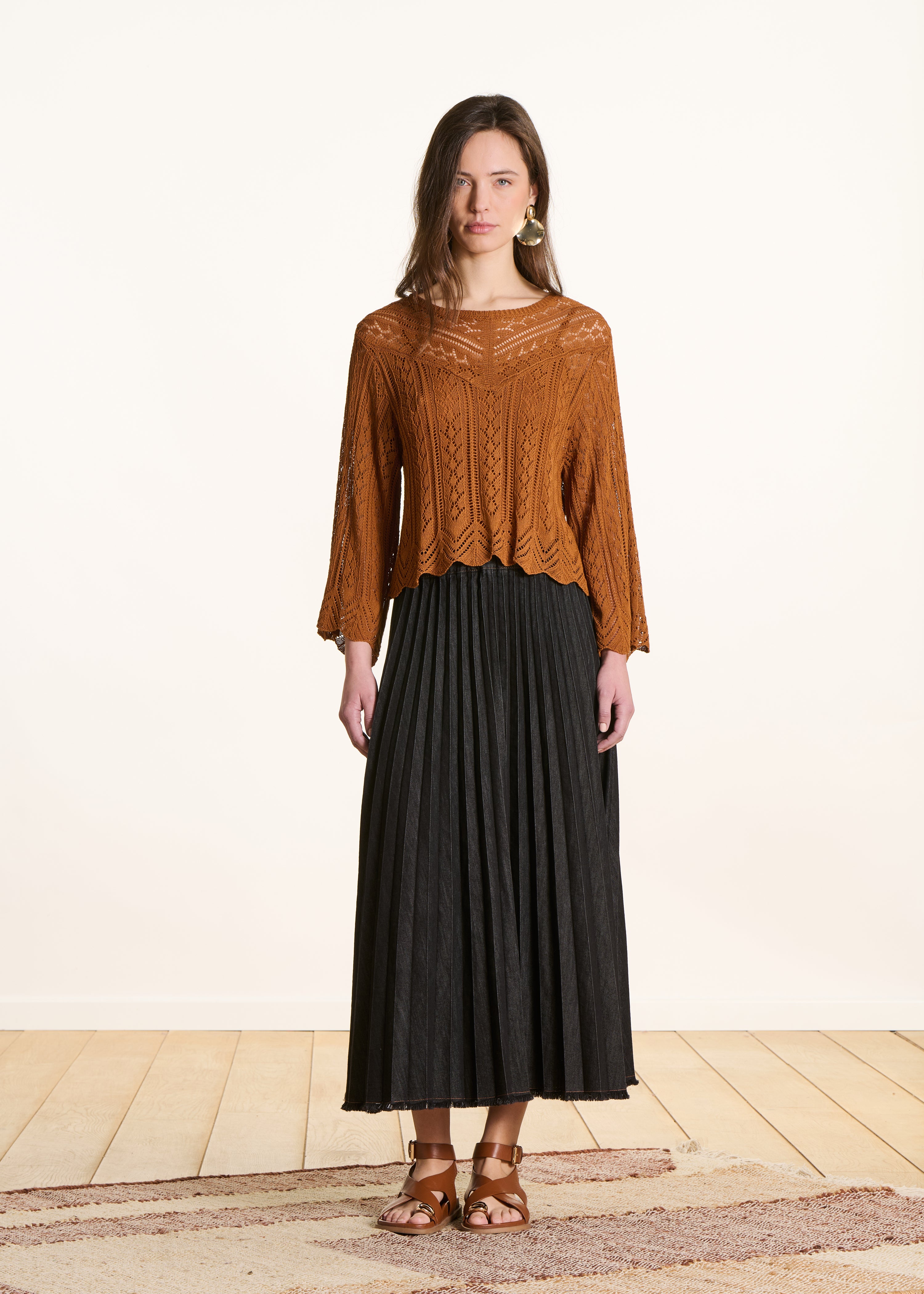 Pleated long skirt in black denim