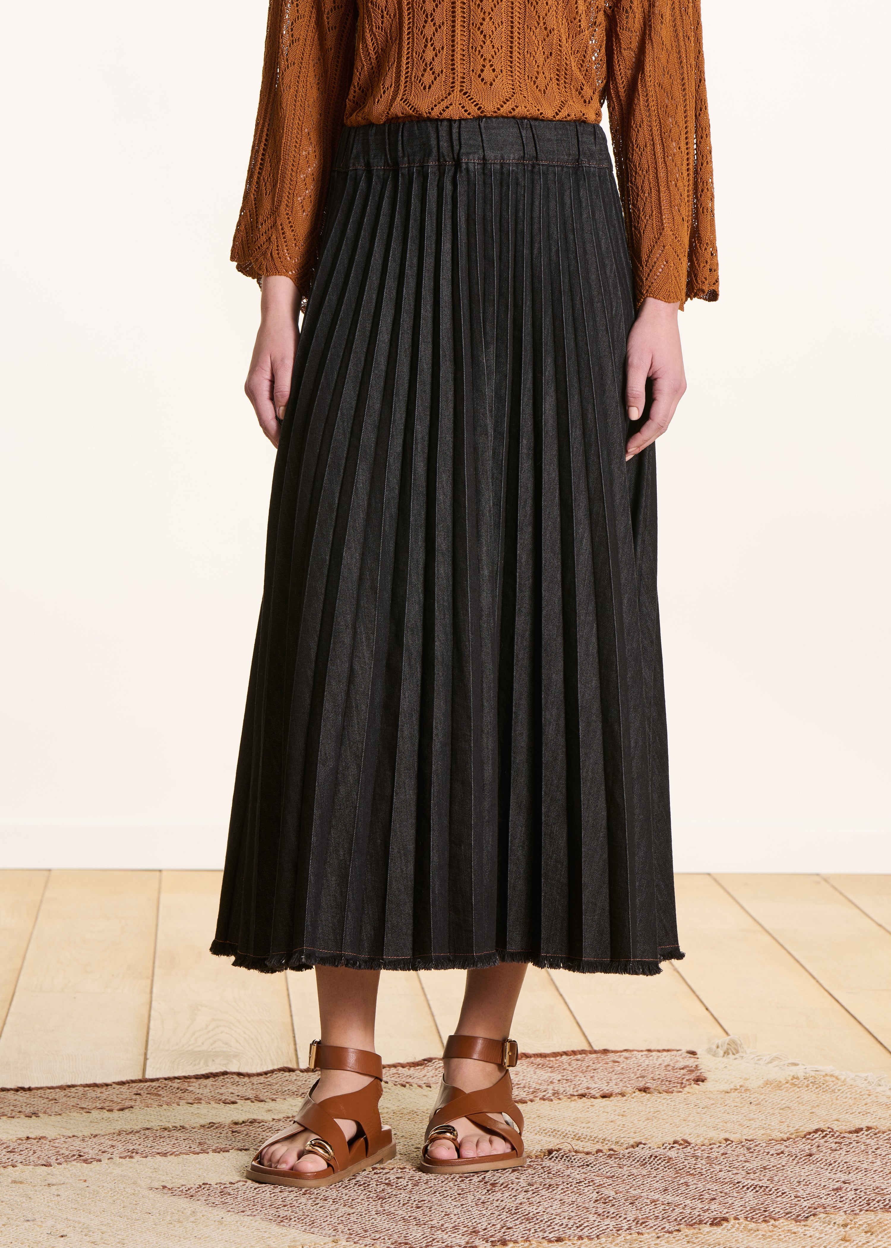 Geplooide lange rok in zwart denim