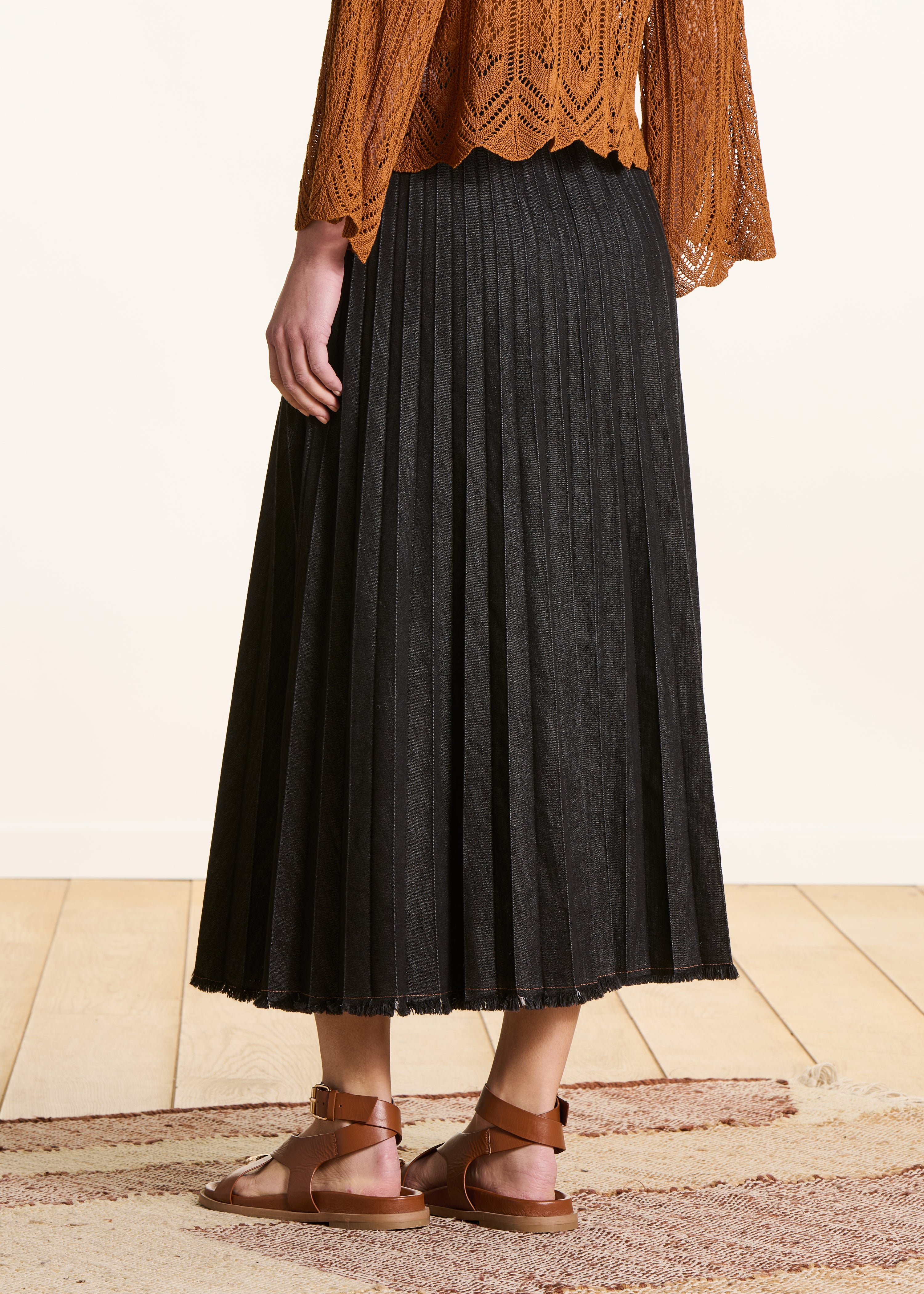 Geplooide lange rok in zwart denim
