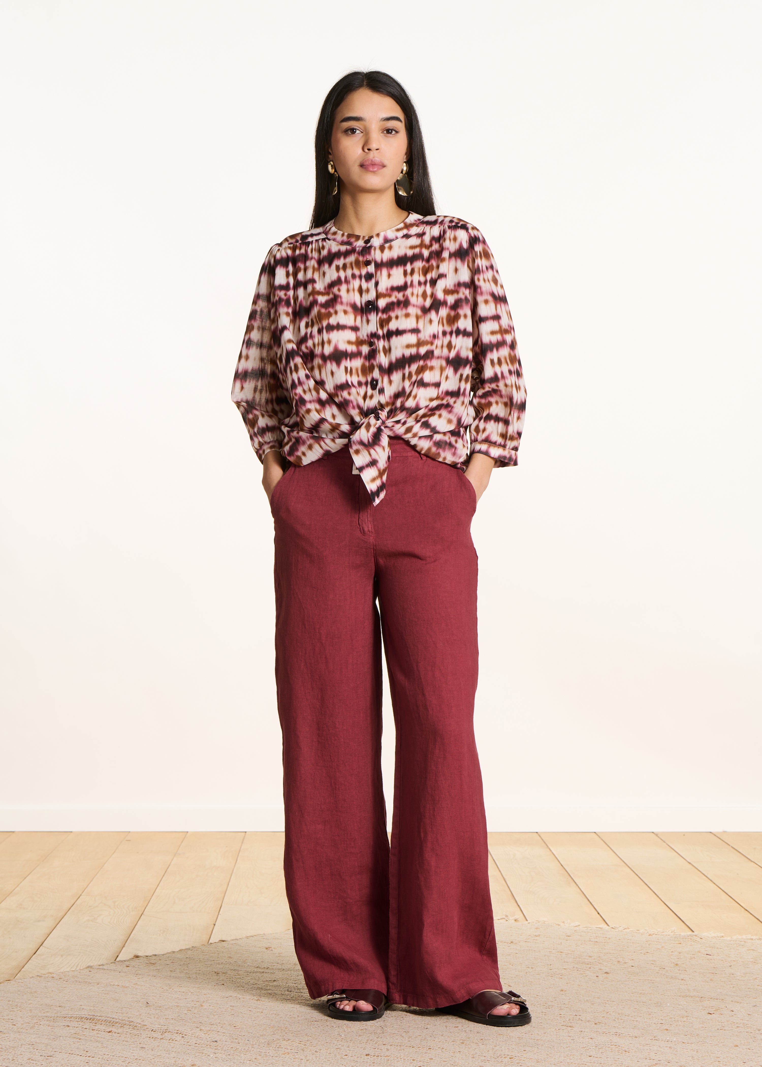 Straight and wide burgundy linen trousers with high waist