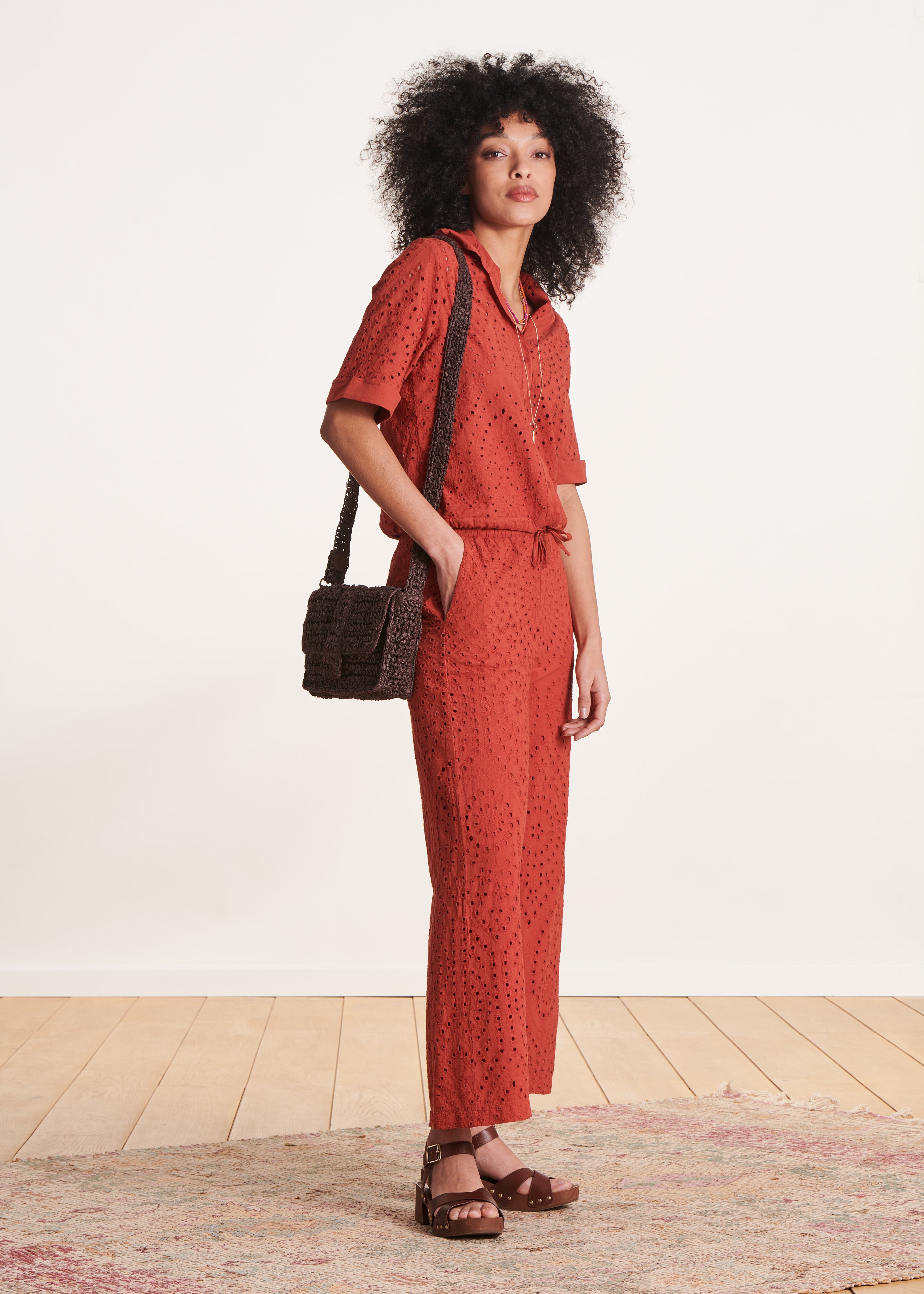 Pantalon terracotta en broderie anglaise