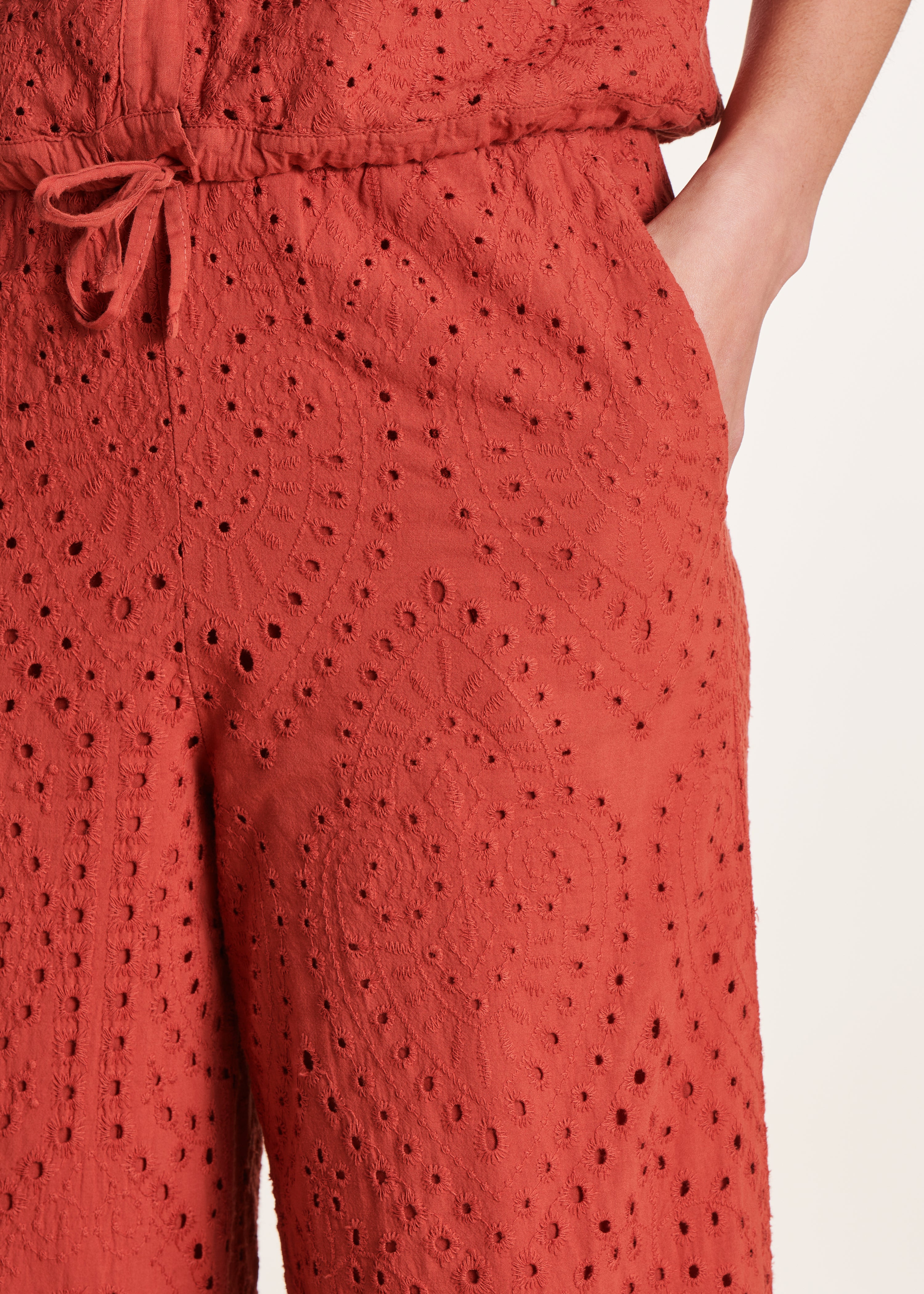 Pantalon terracotta en broderie anglaise
