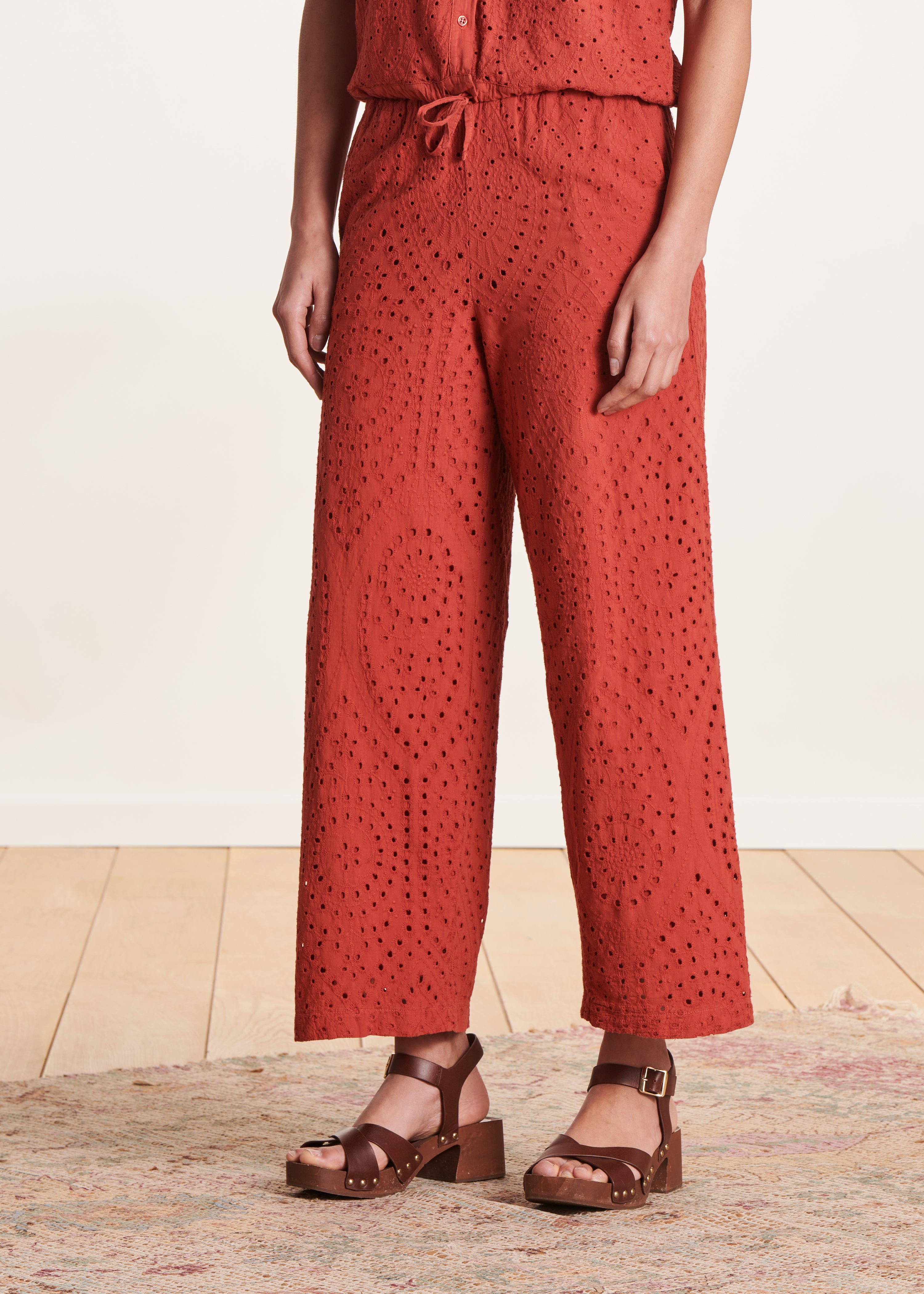 Pantalon terracotta en broderie anglaise