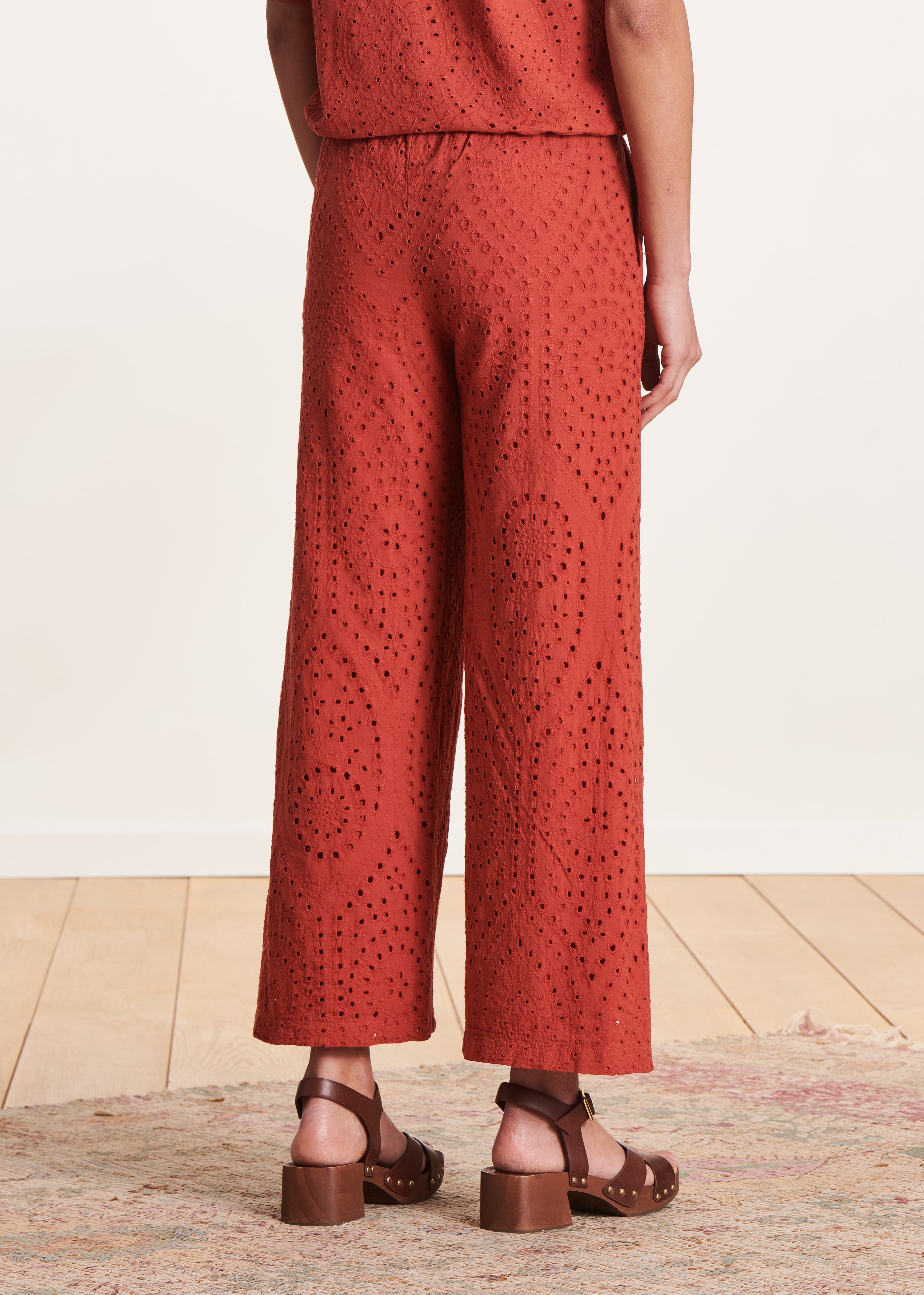 Pantalon terracotta en broderie anglaise