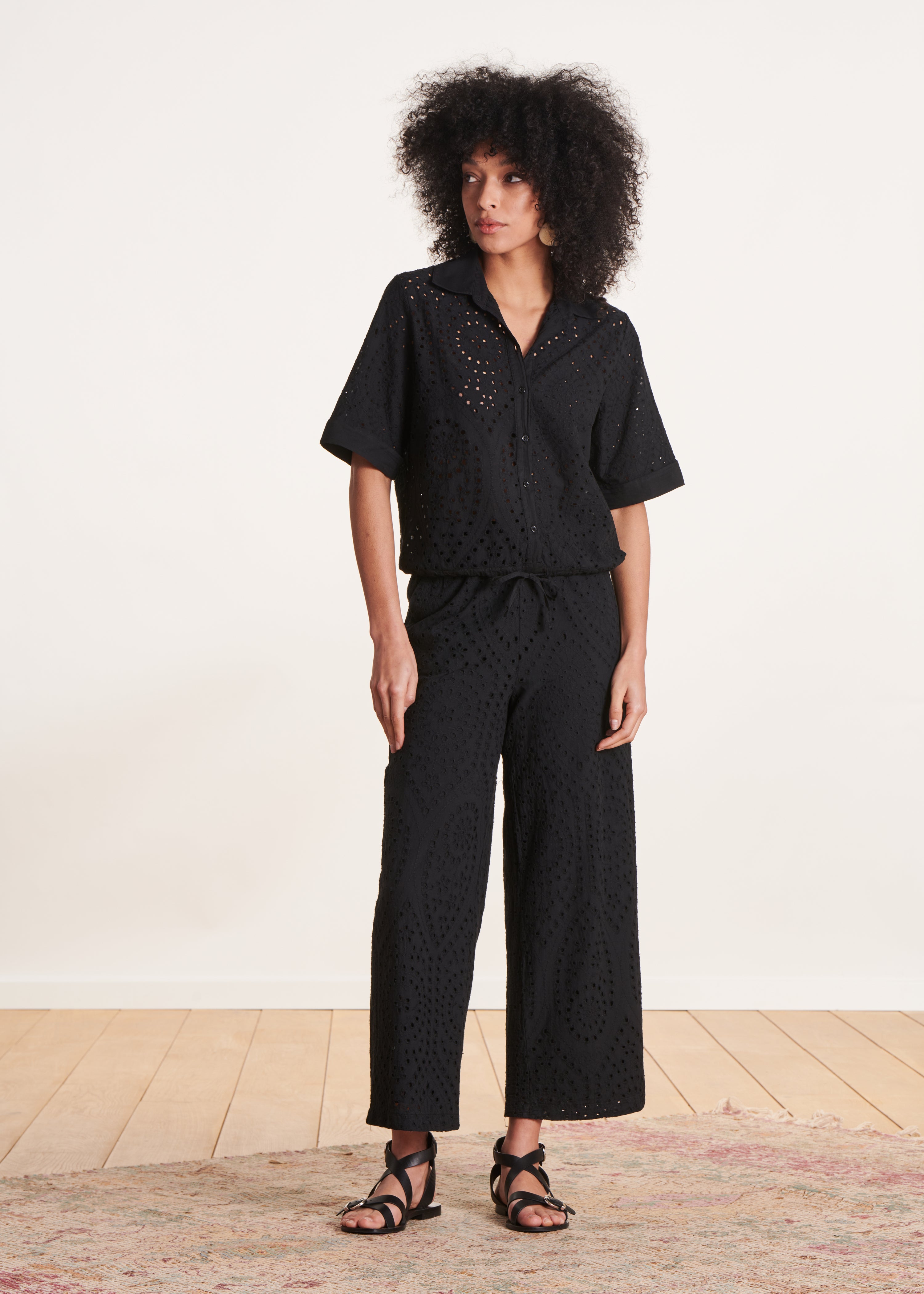 Pantalon noir en broderie anglaise