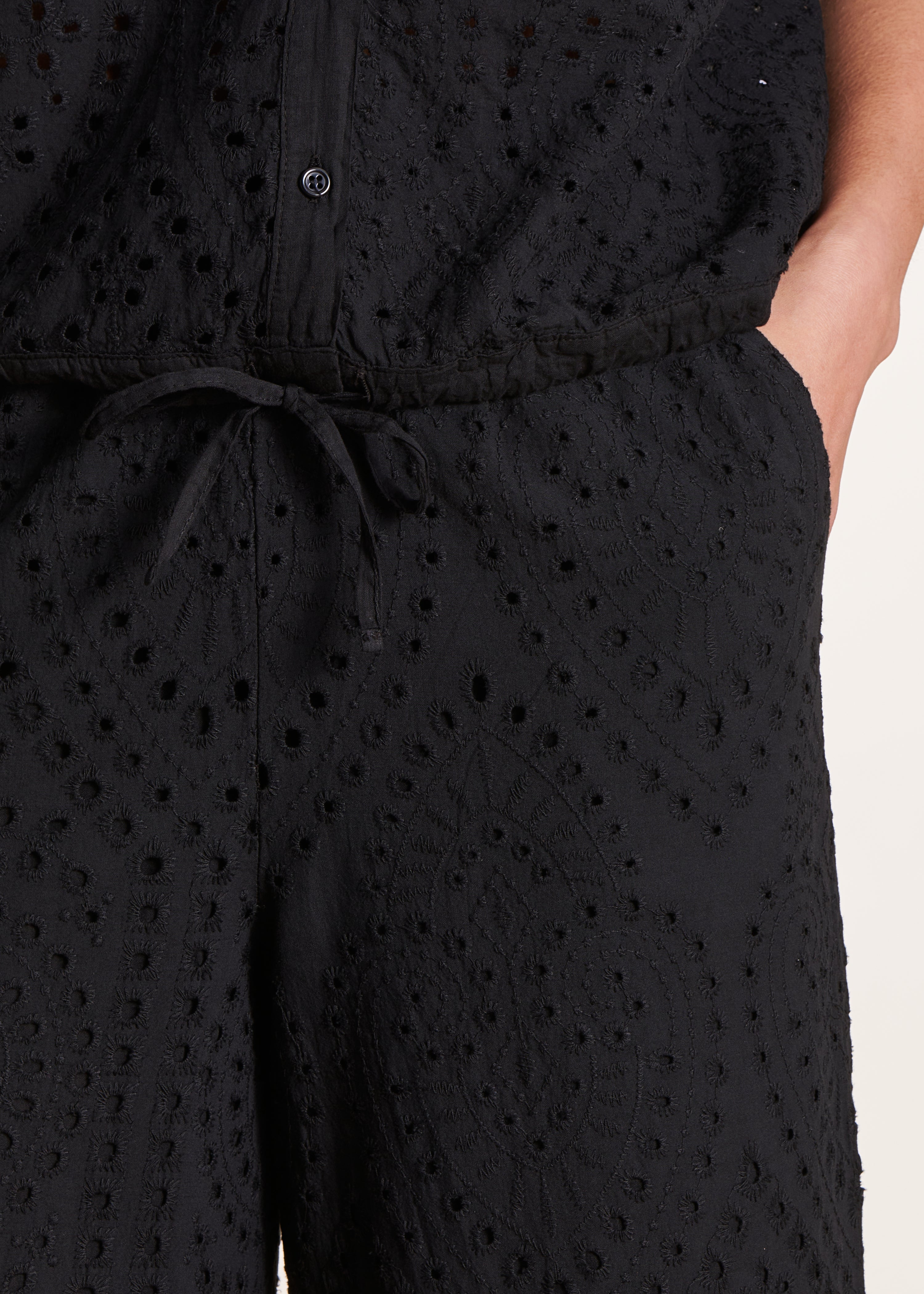 Pantalon noir en broderie anglaise