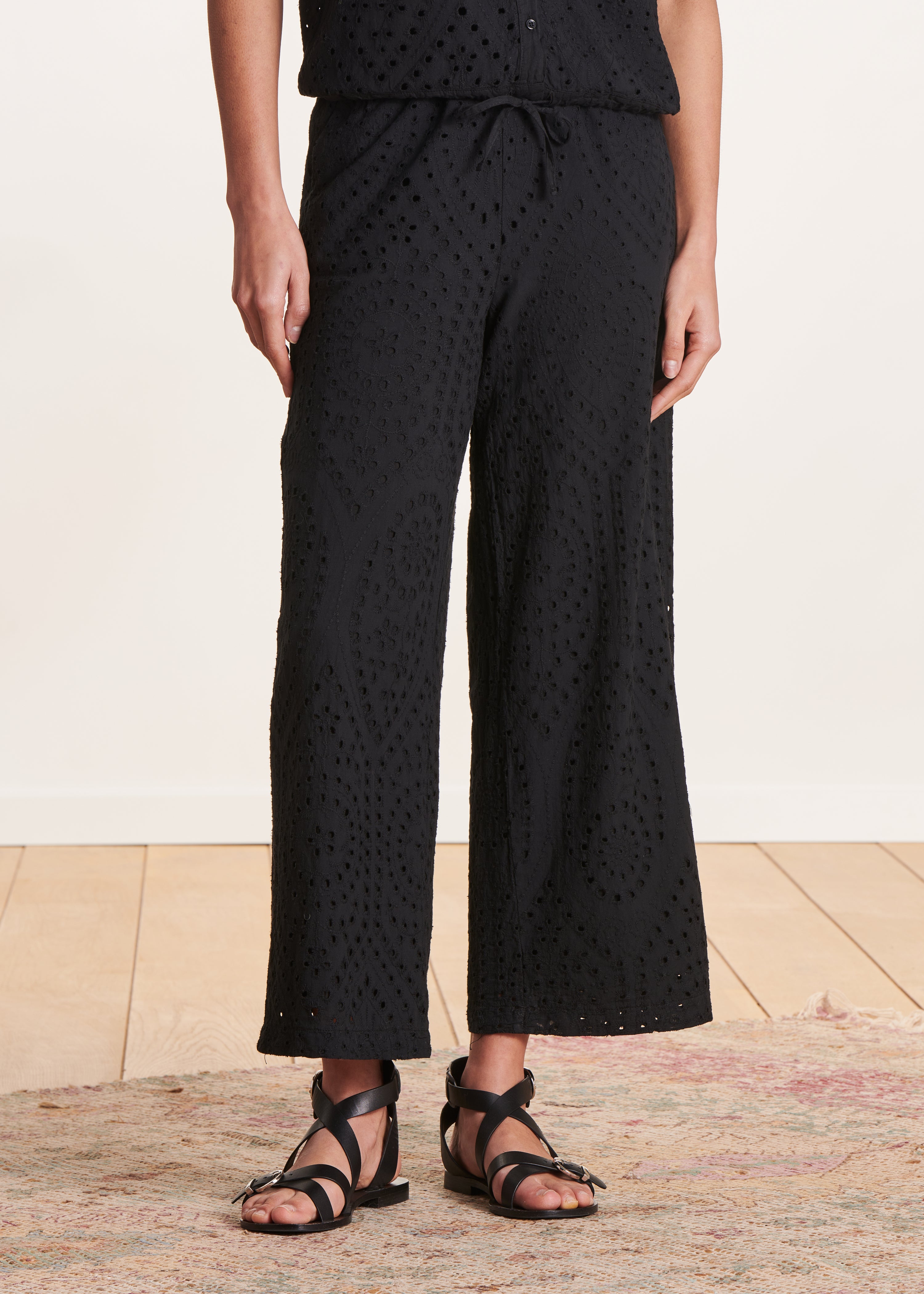 Pantalon noir en broderie anglaise