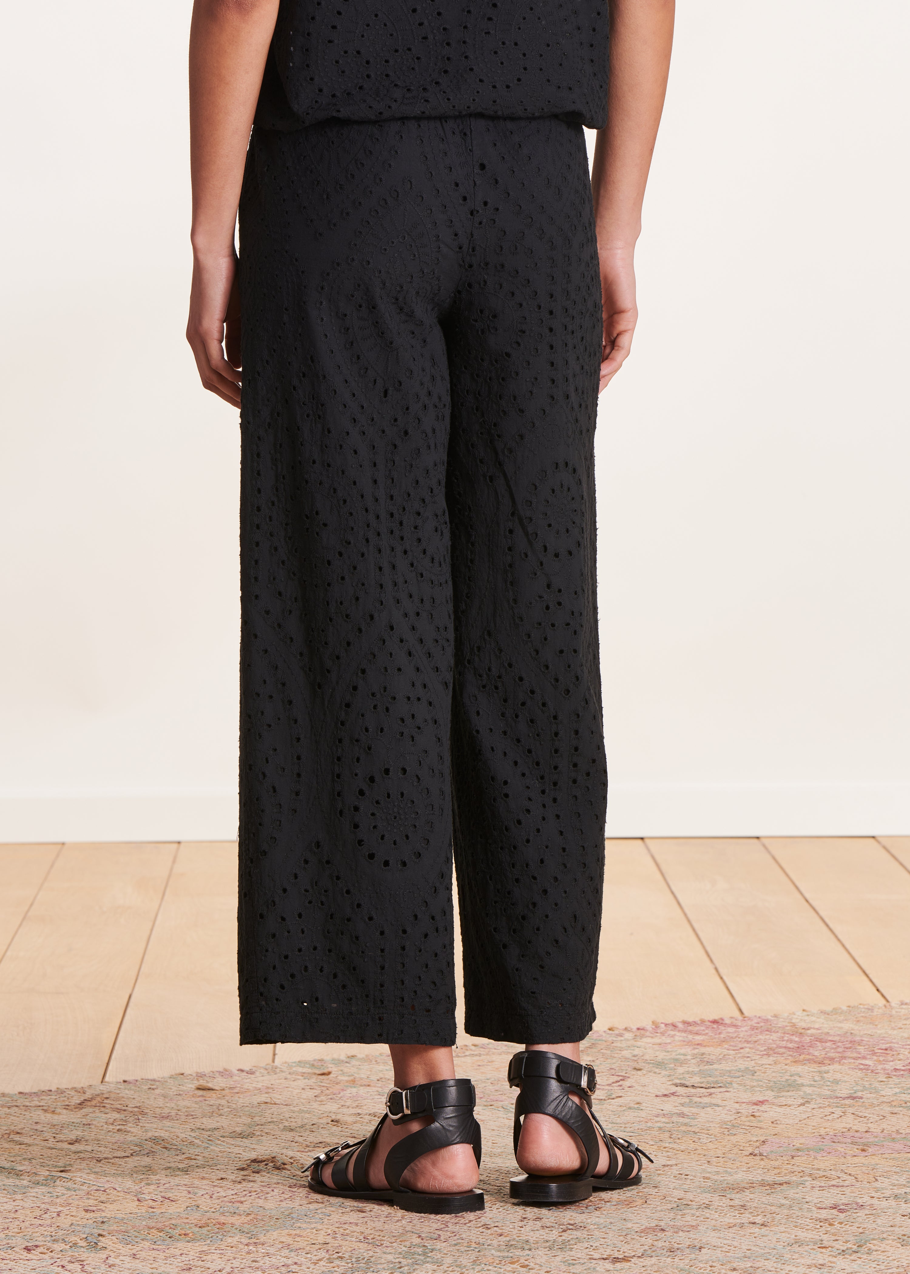 Pantalon noir en broderie anglaise