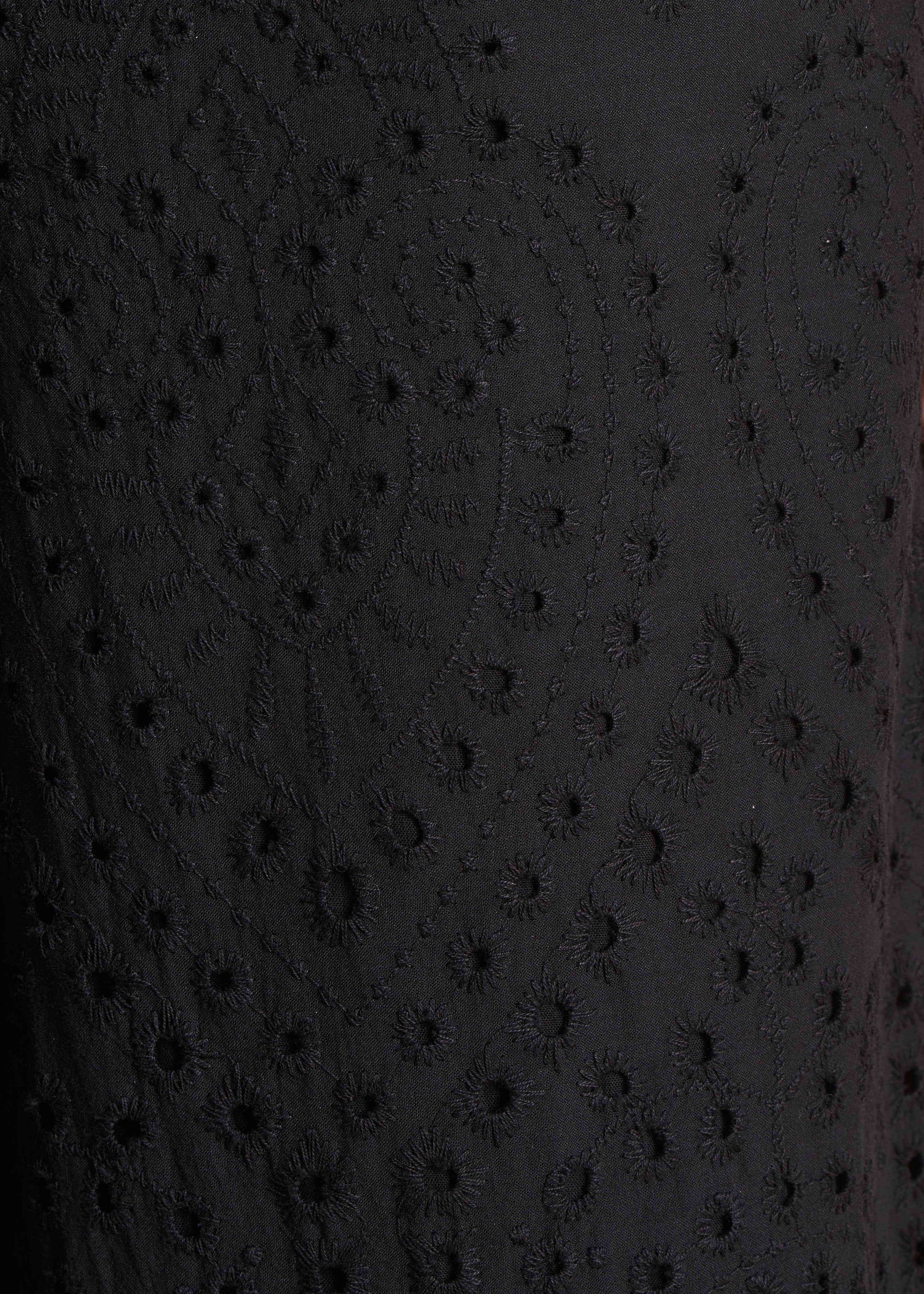 Pantalon noir en broderie anglaise