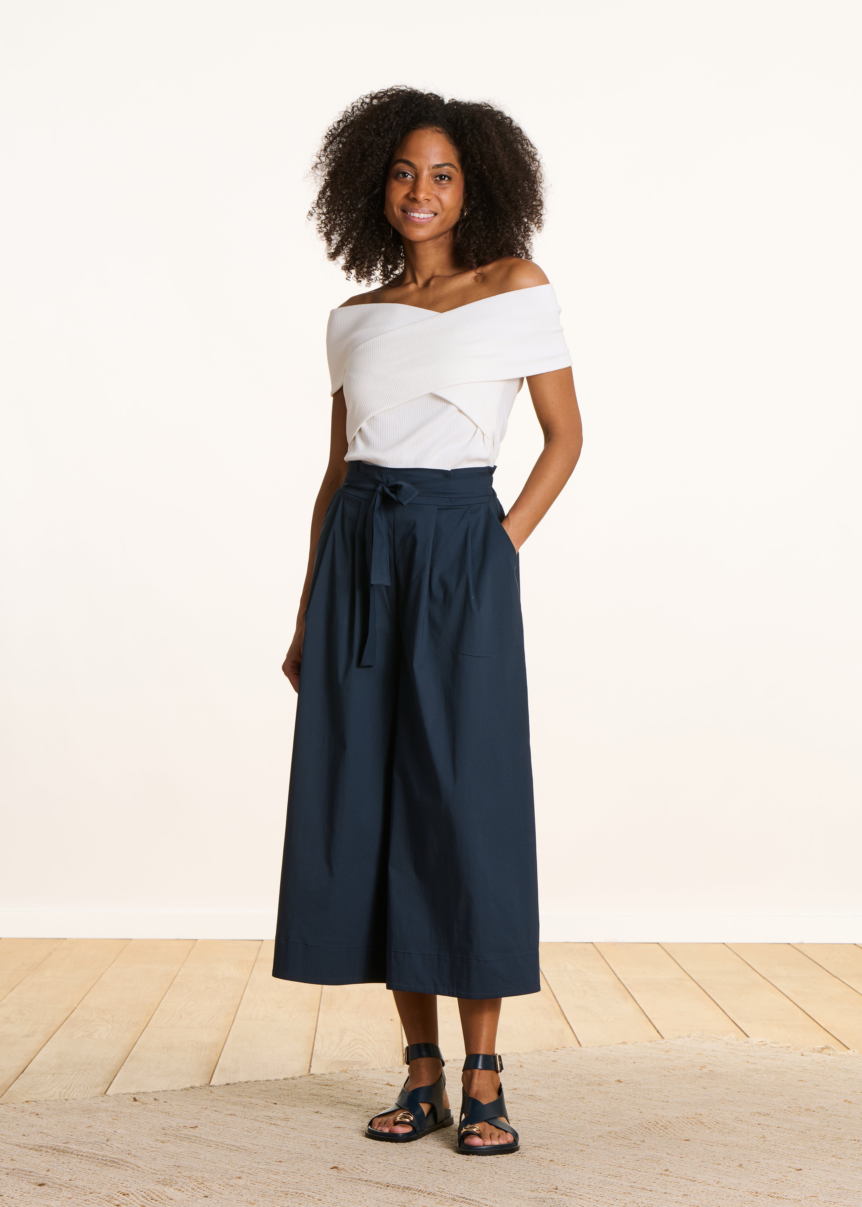 Wide navy blue 7/8-length trousers with tie belt