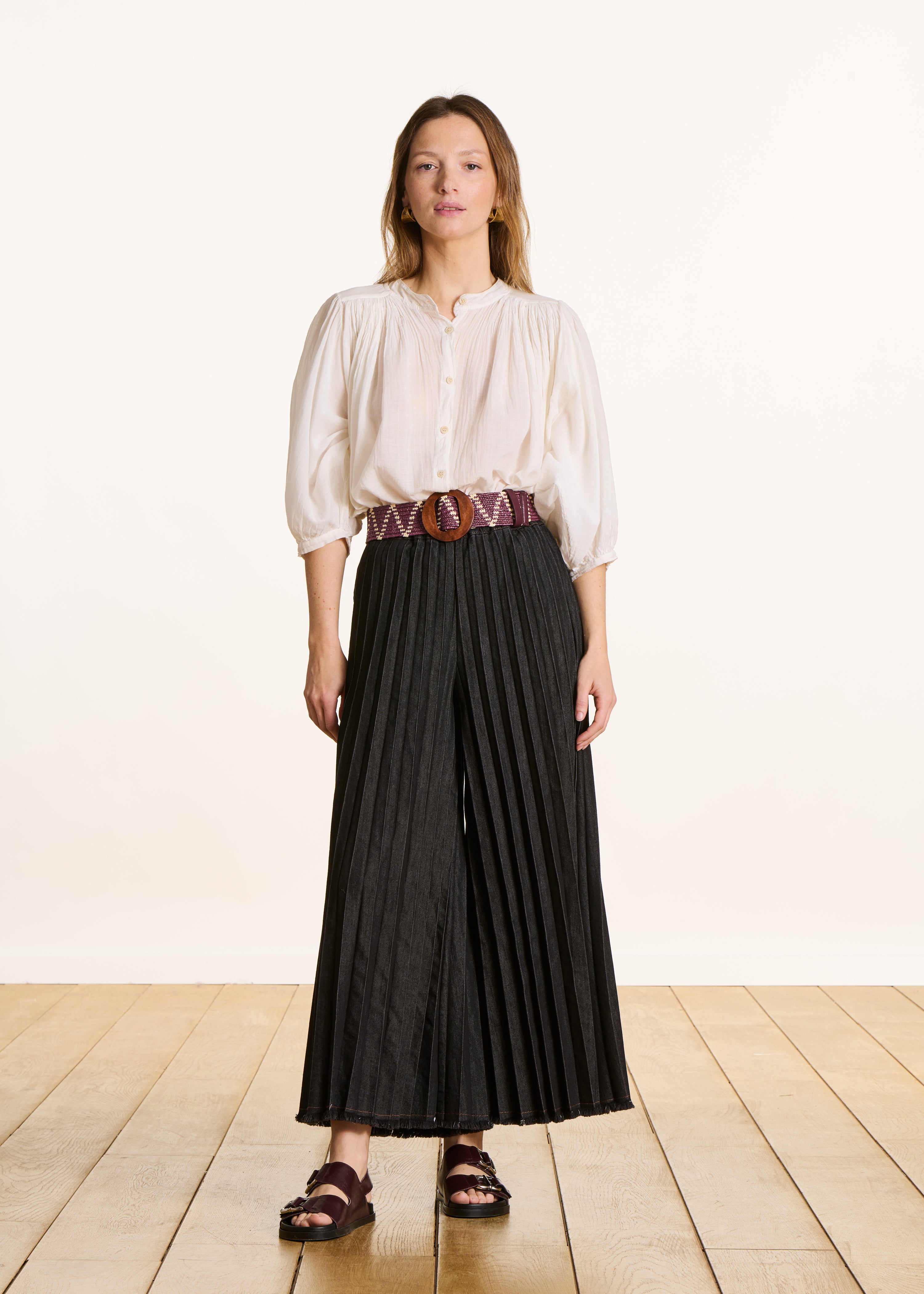 Pantalón falda culotte de mezclilla negro con cintura elástica