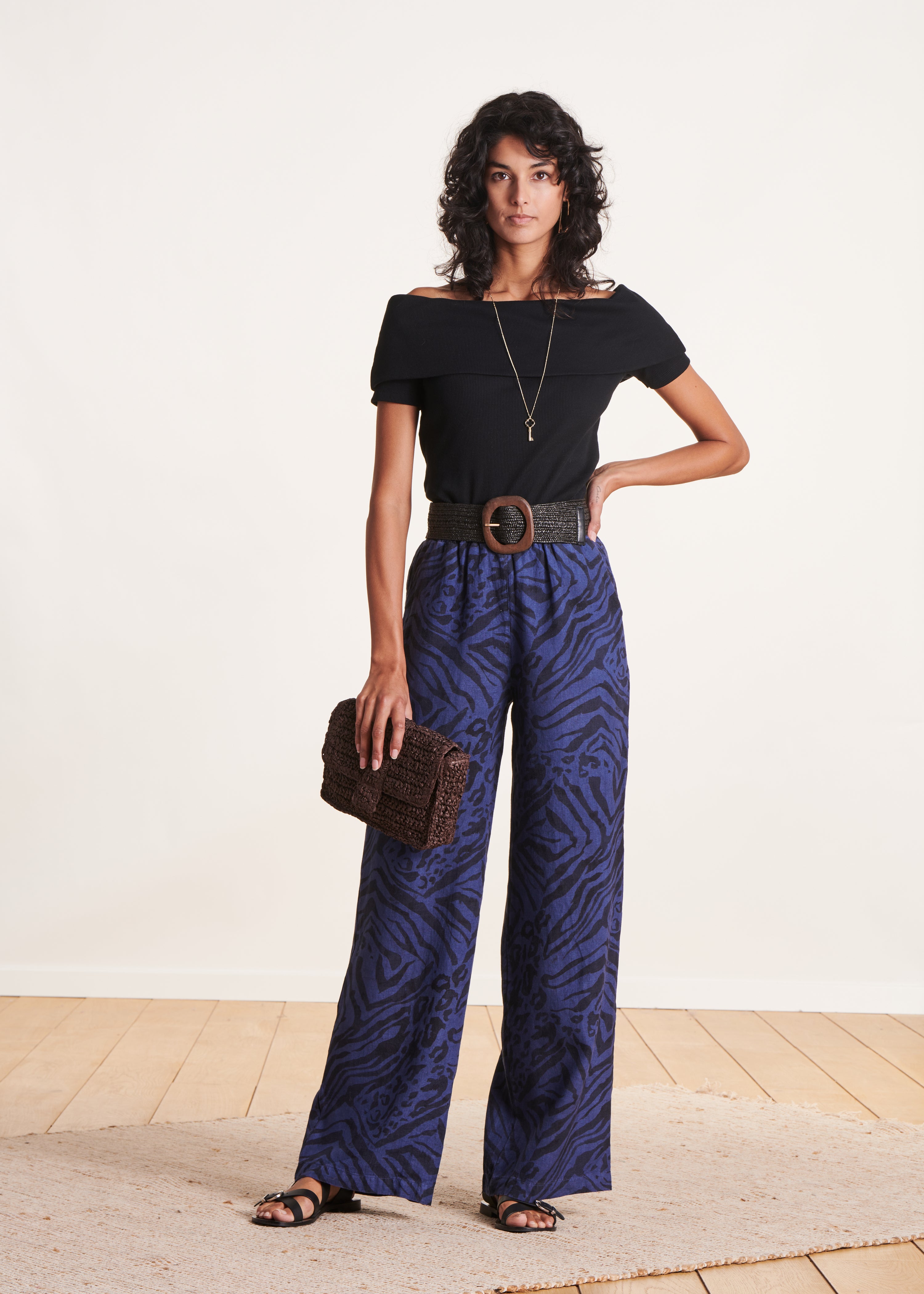 Pantalon large bleu en lin à imprimé animalier