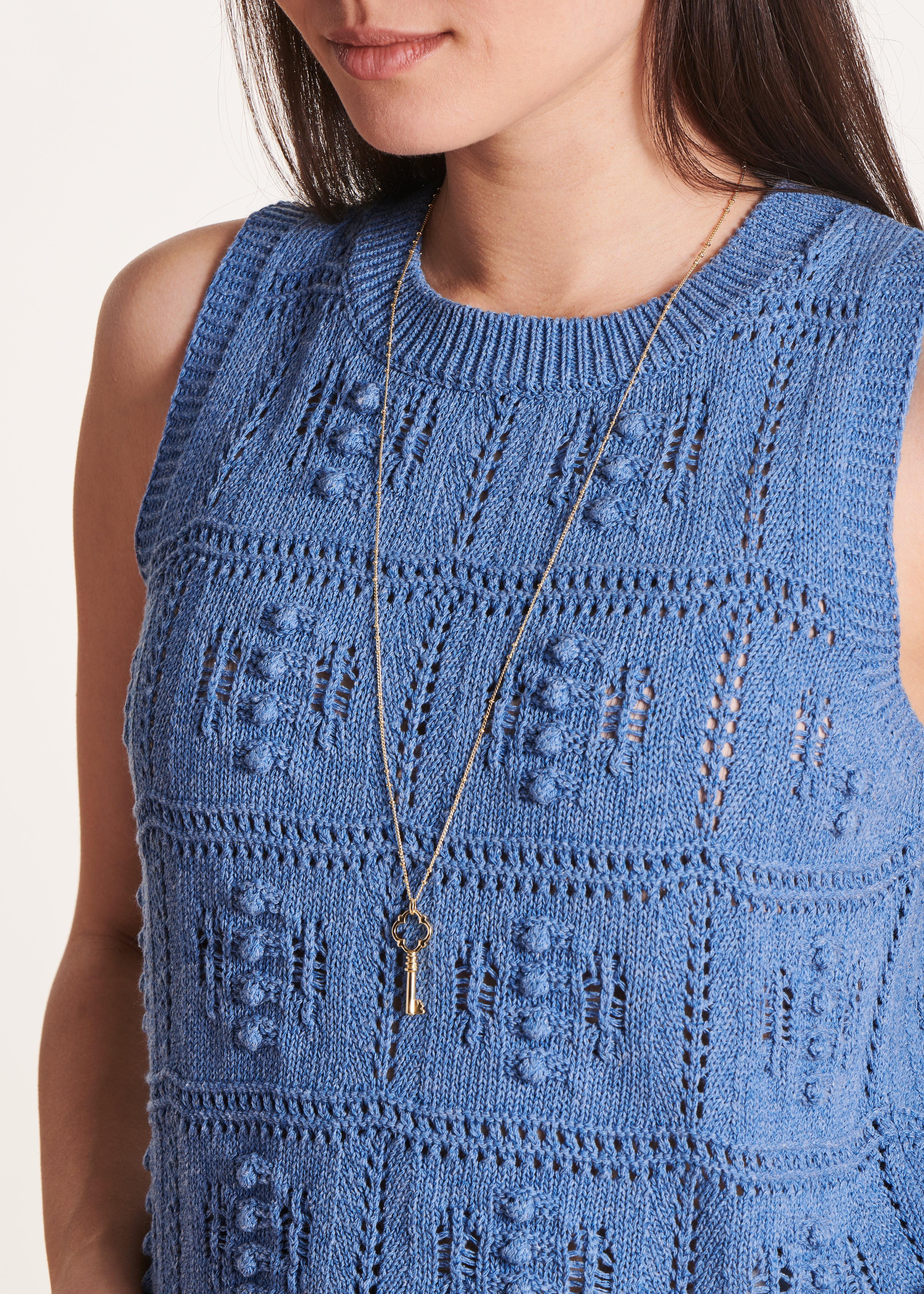 Blauer ärmelloser Pullover aus Häkelmasche