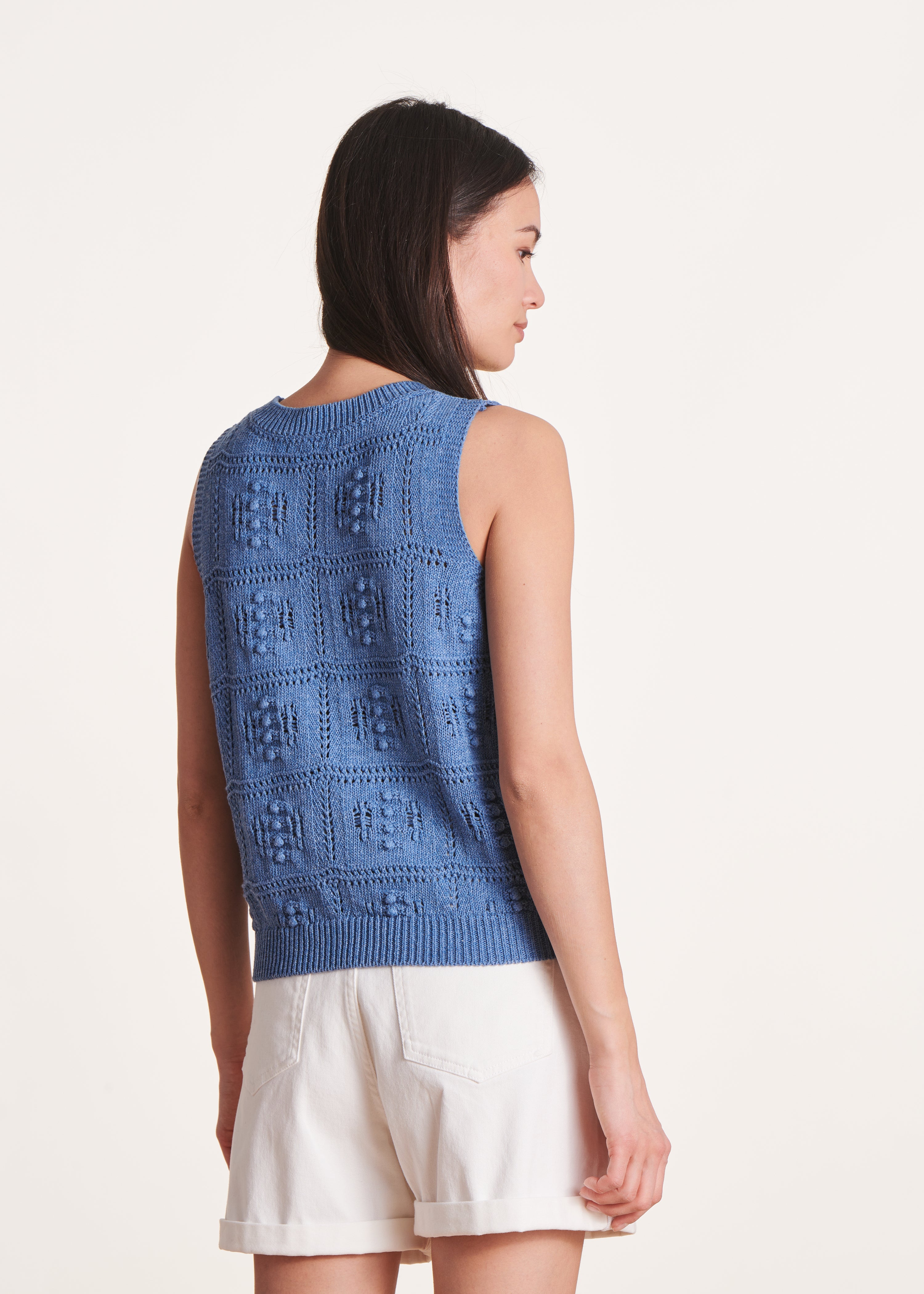 Blauer ärmelloser Pullover aus Häkelmasche
