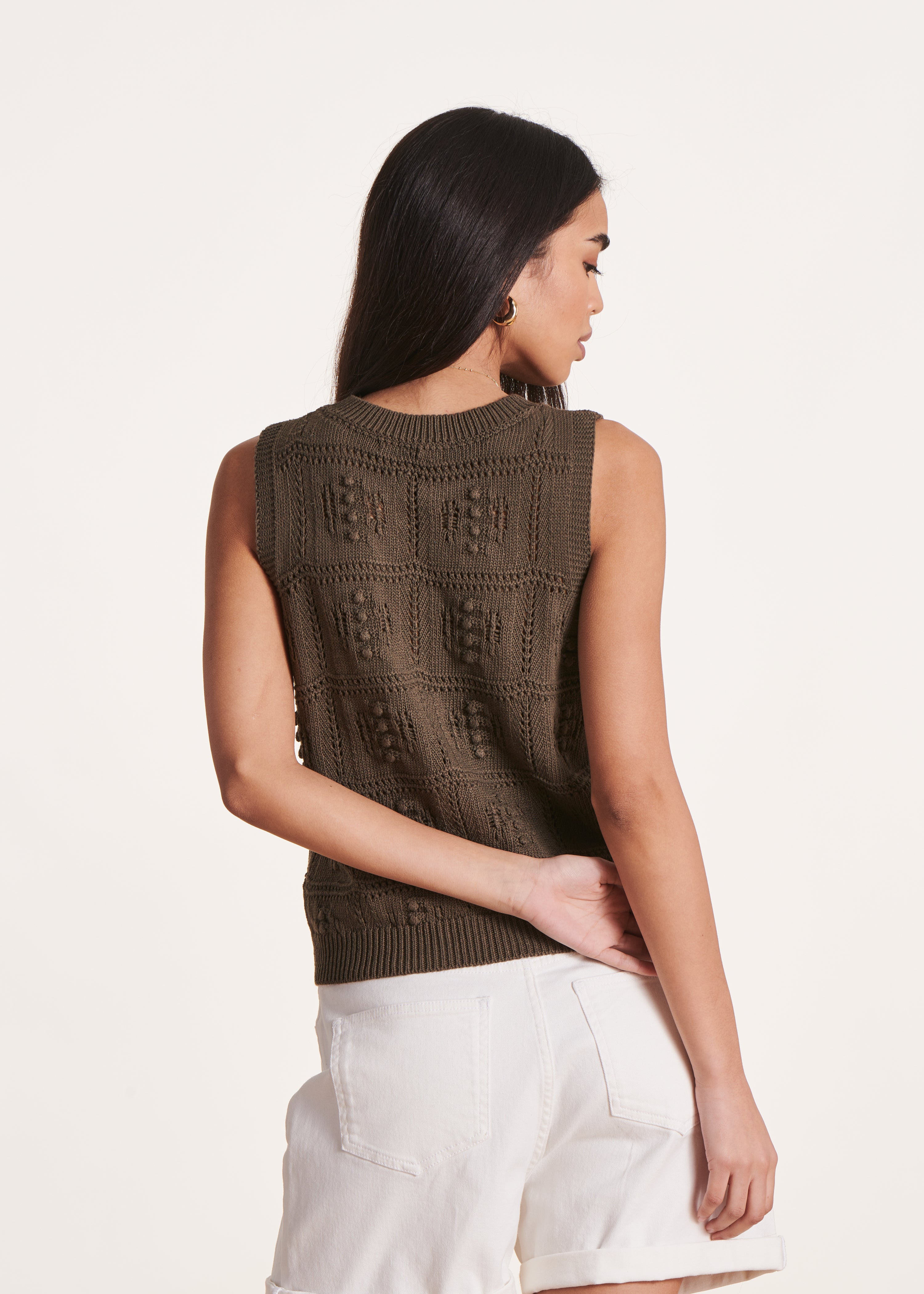 Ärmelloser brauner Pullover aus Häkelmasche