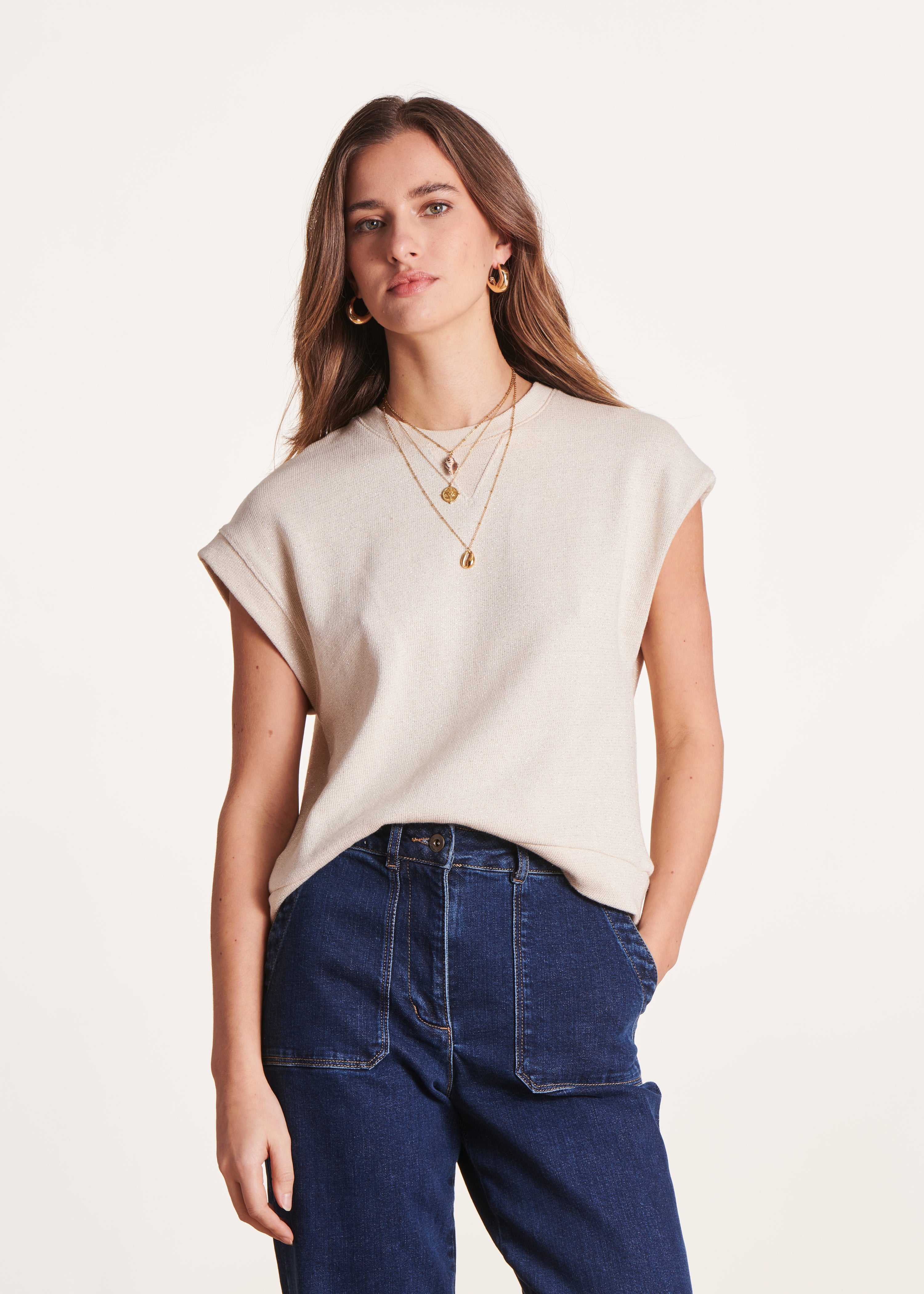 Camisola lisa em cor crua com mangas curtas e gola redonda
