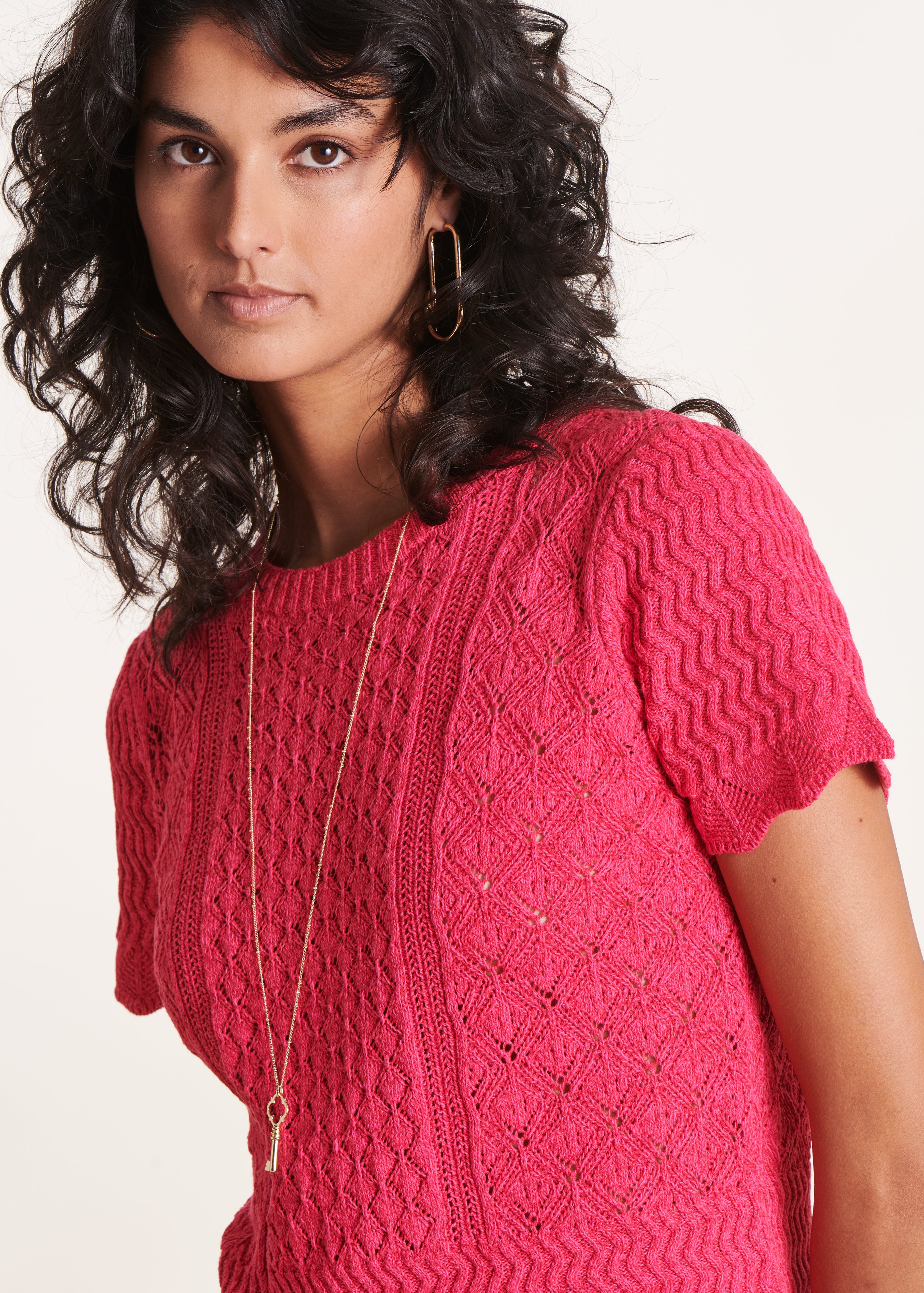 Camisola rosa fúcsia com mangas curtas e decote redondo