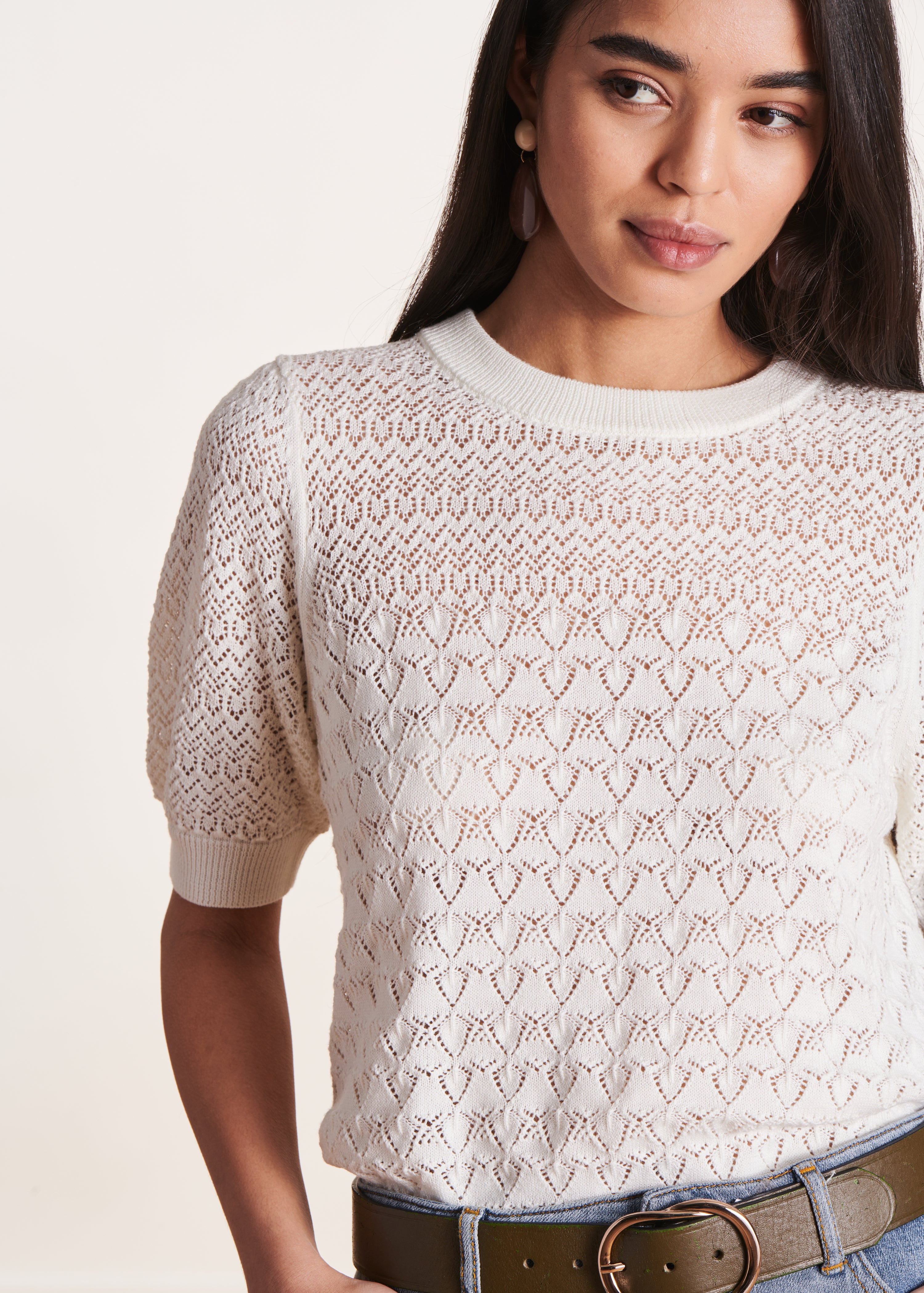Rohweißer Pullover mit kurzen Ärmeln aus Spitzenmasche