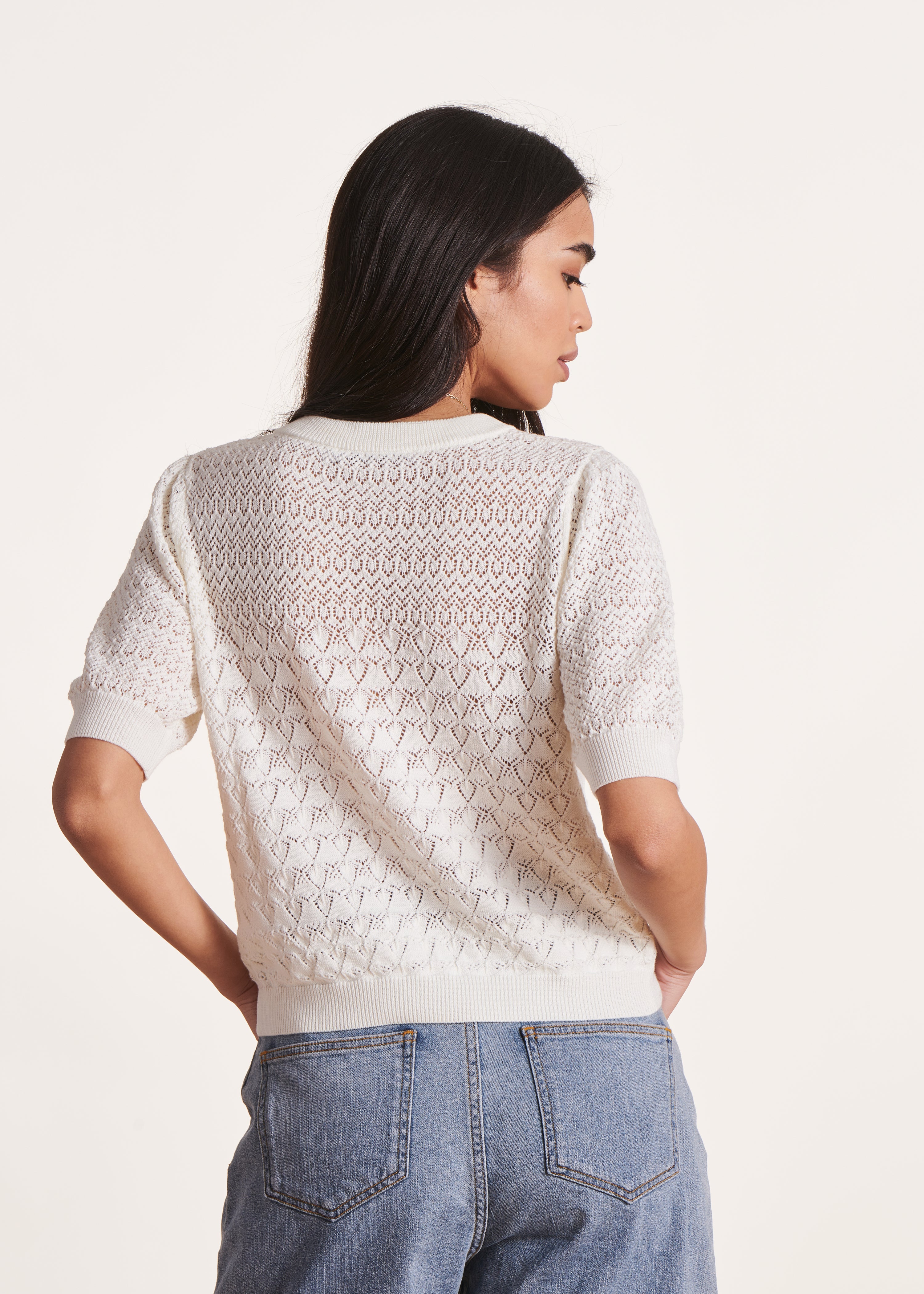 Rohweißer Pullover mit kurzen Ärmeln aus Spitzenmasche