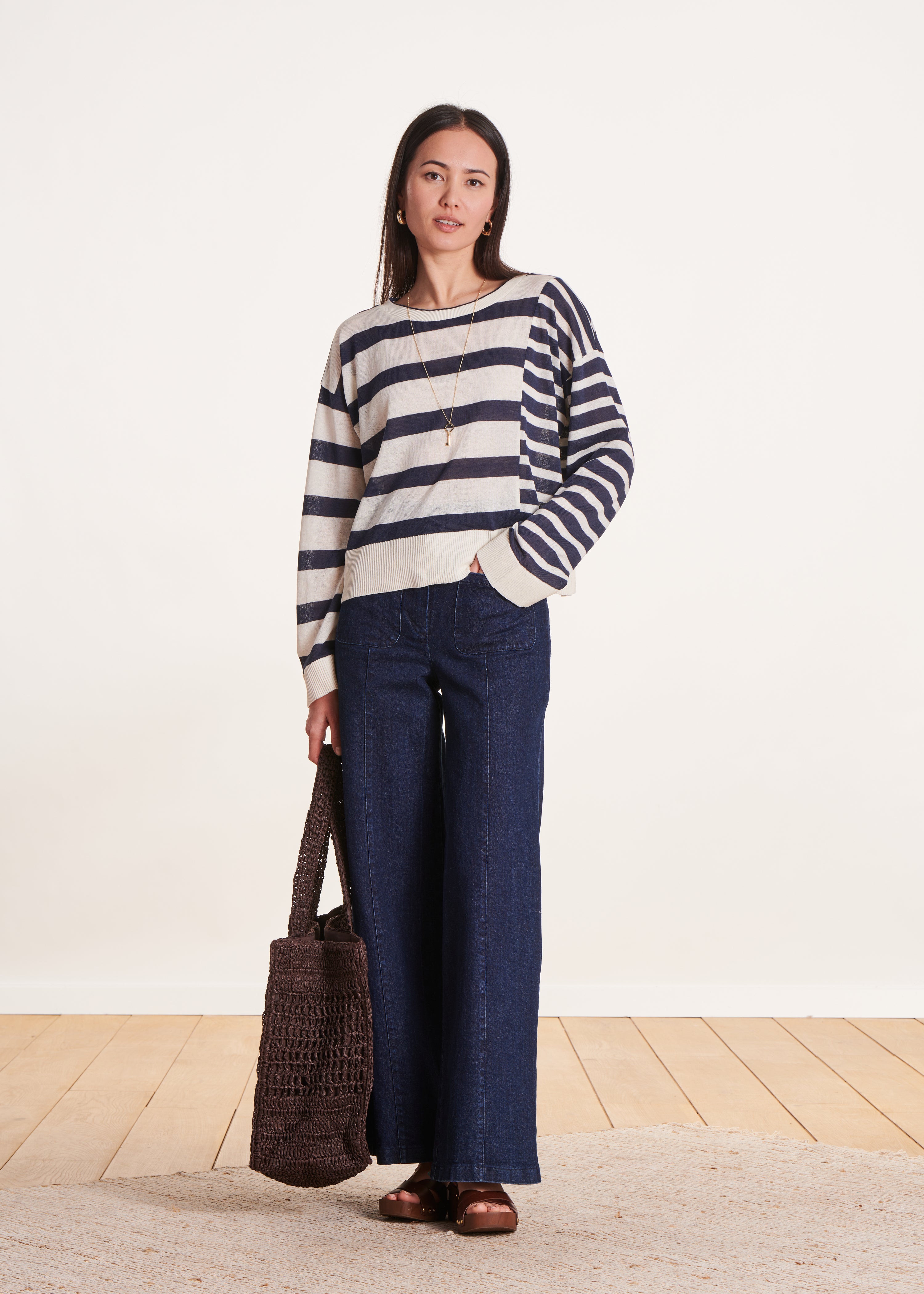 Pull bleu marine rayé ample en maille fine