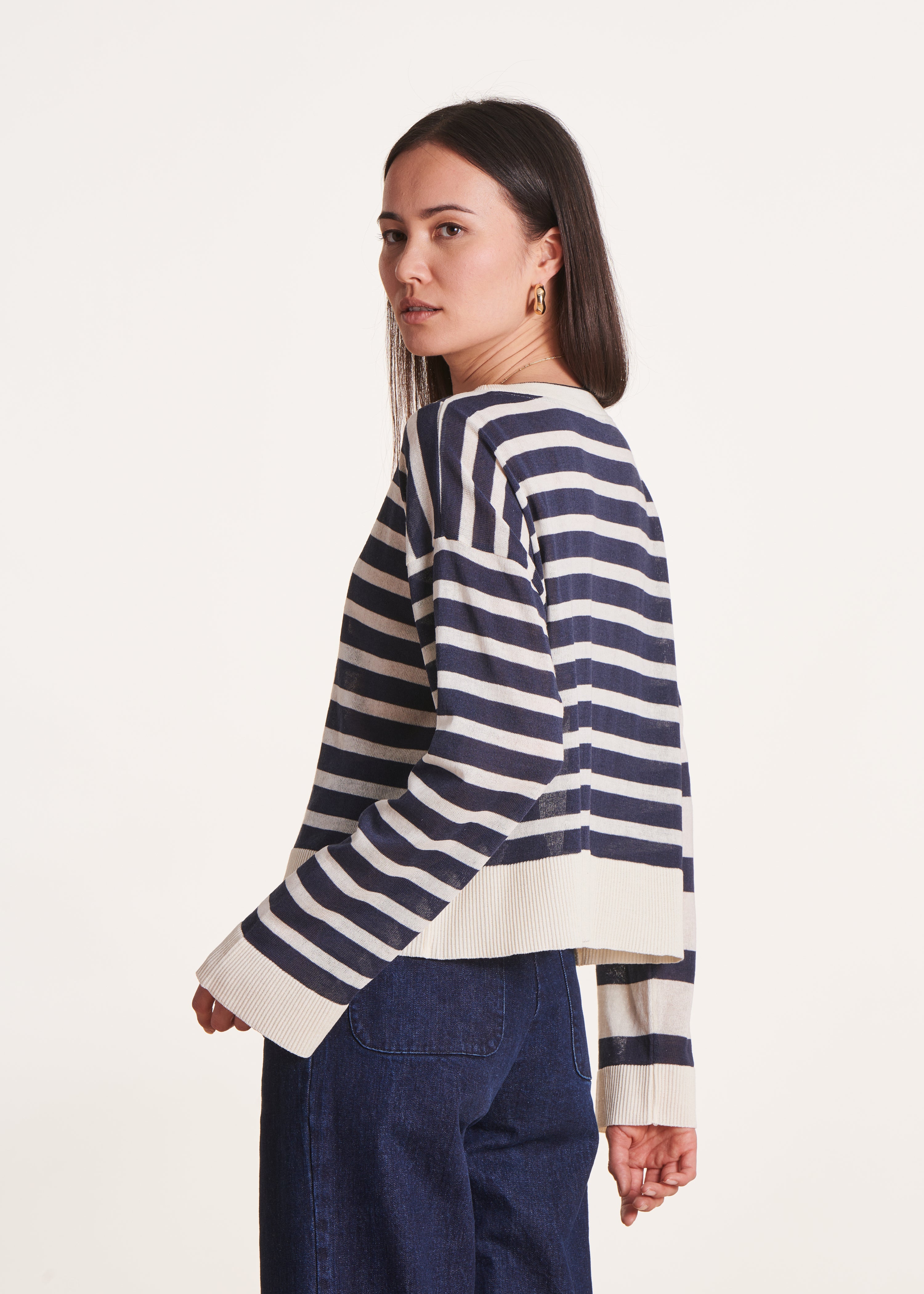 Pull bleu marine rayé ample en maille fine