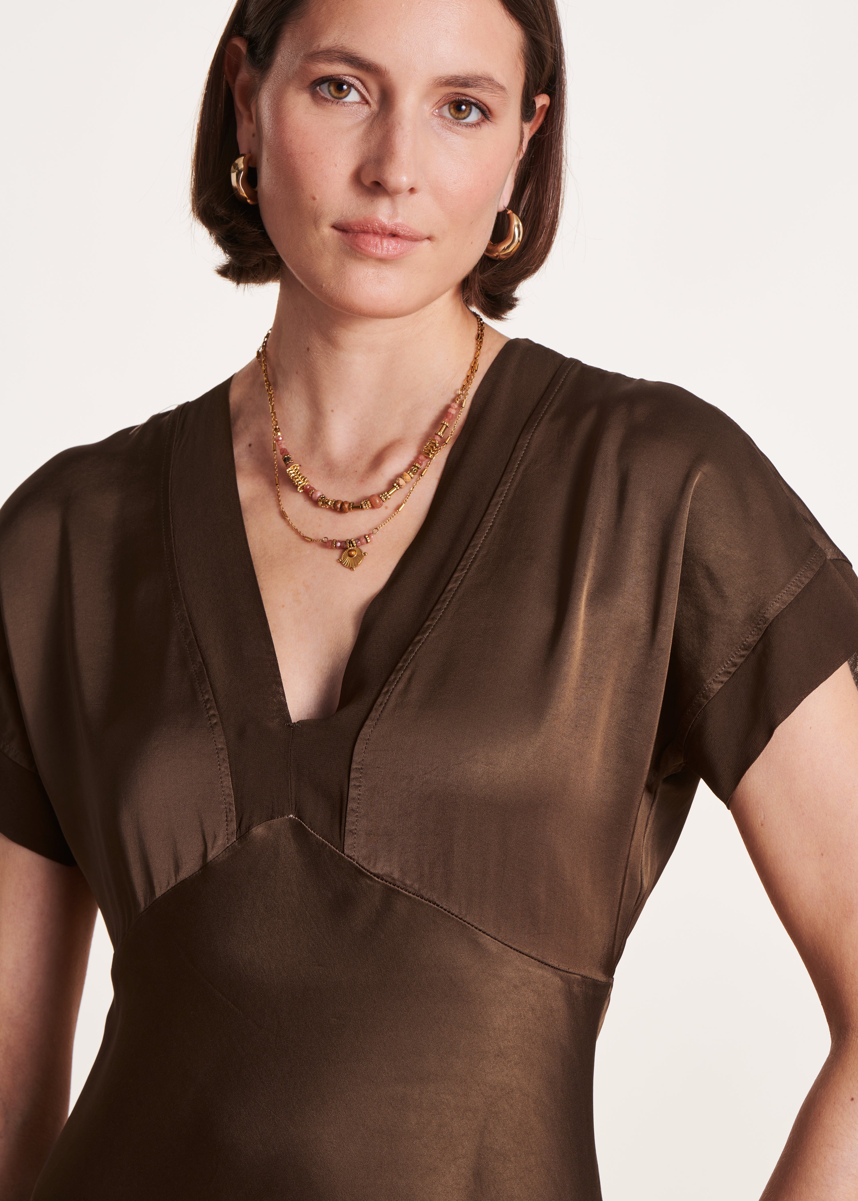 Robe longue cintrée marron en satin