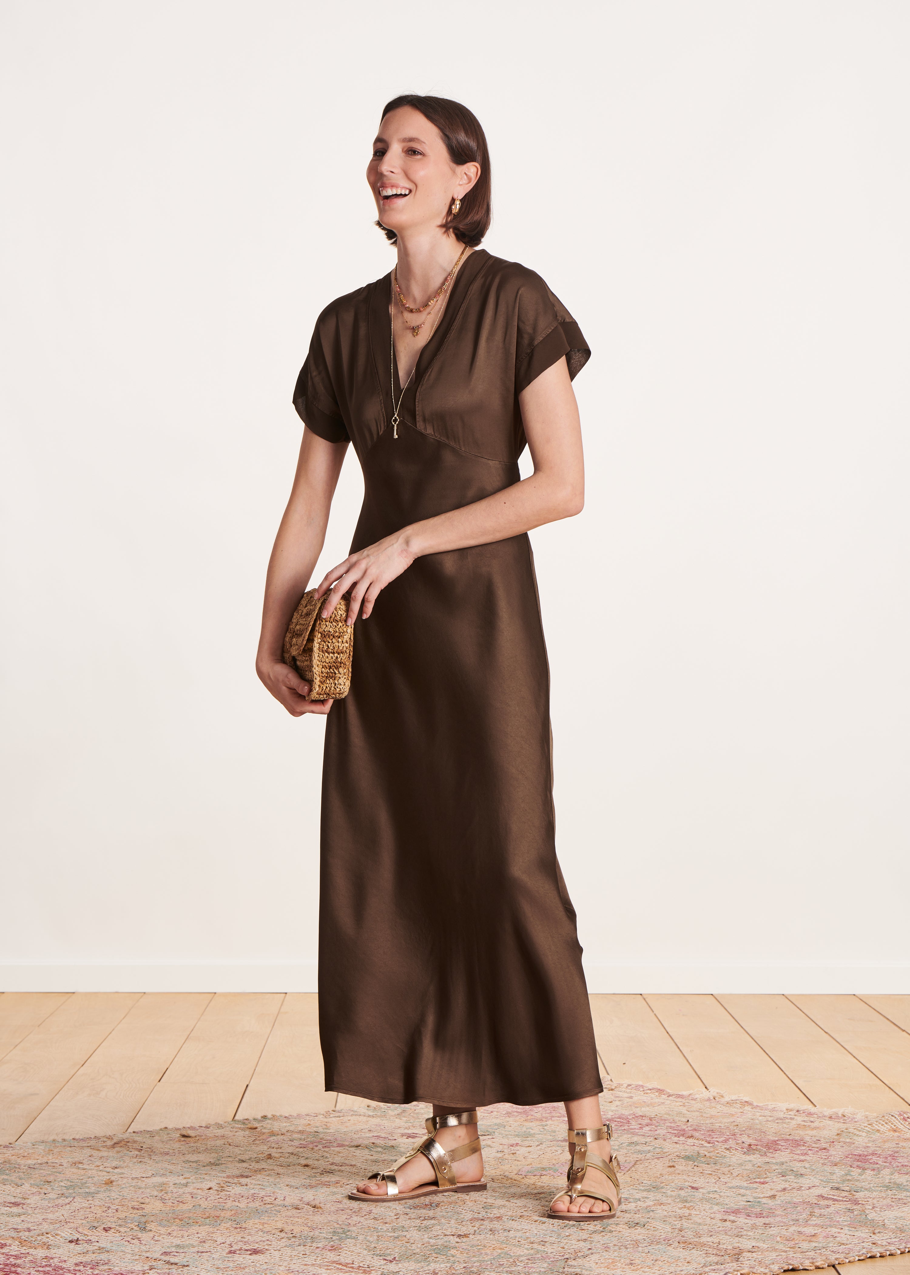 Robe longue cintrée marron en satin