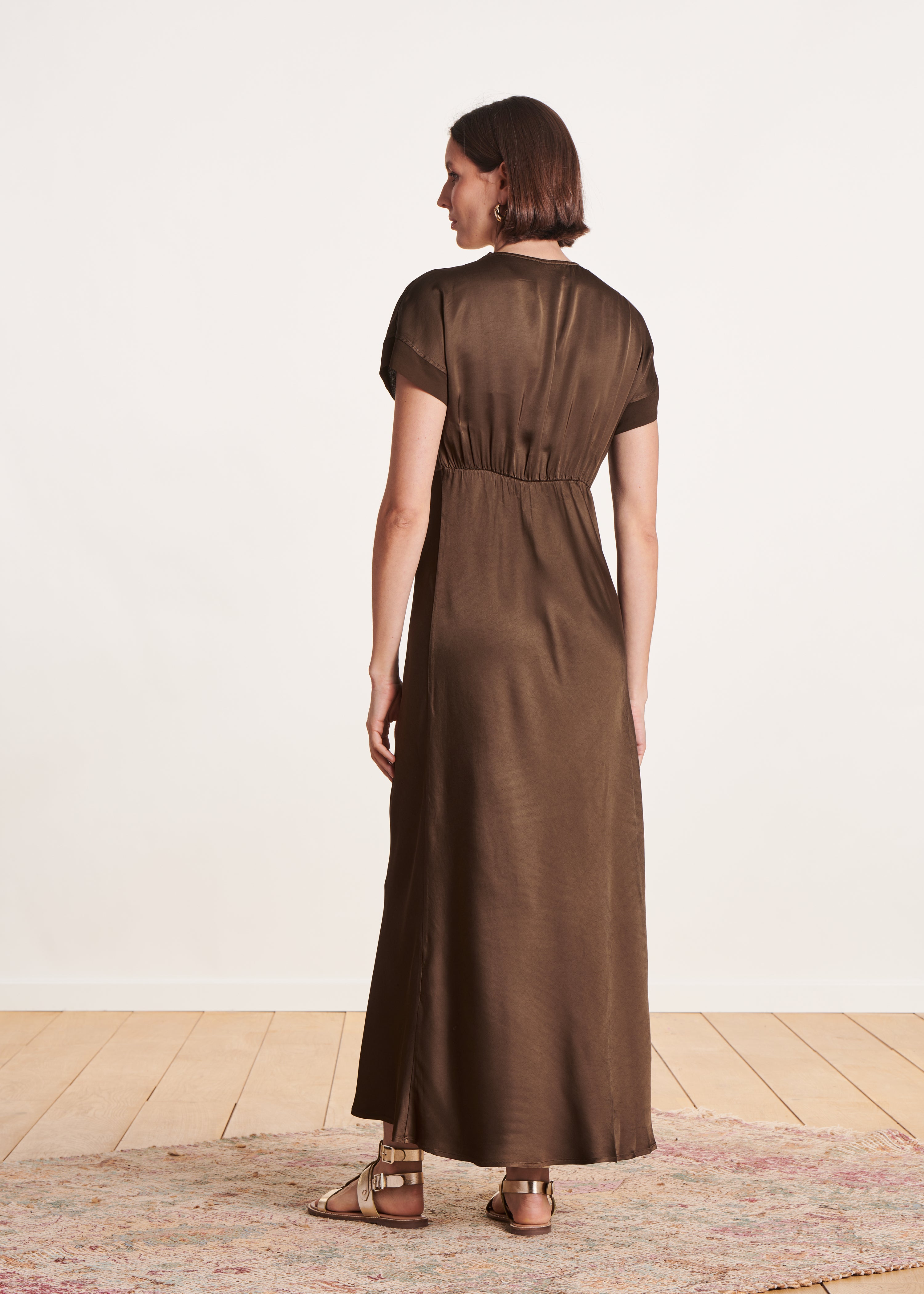 Robe longue cintrée marron en satin