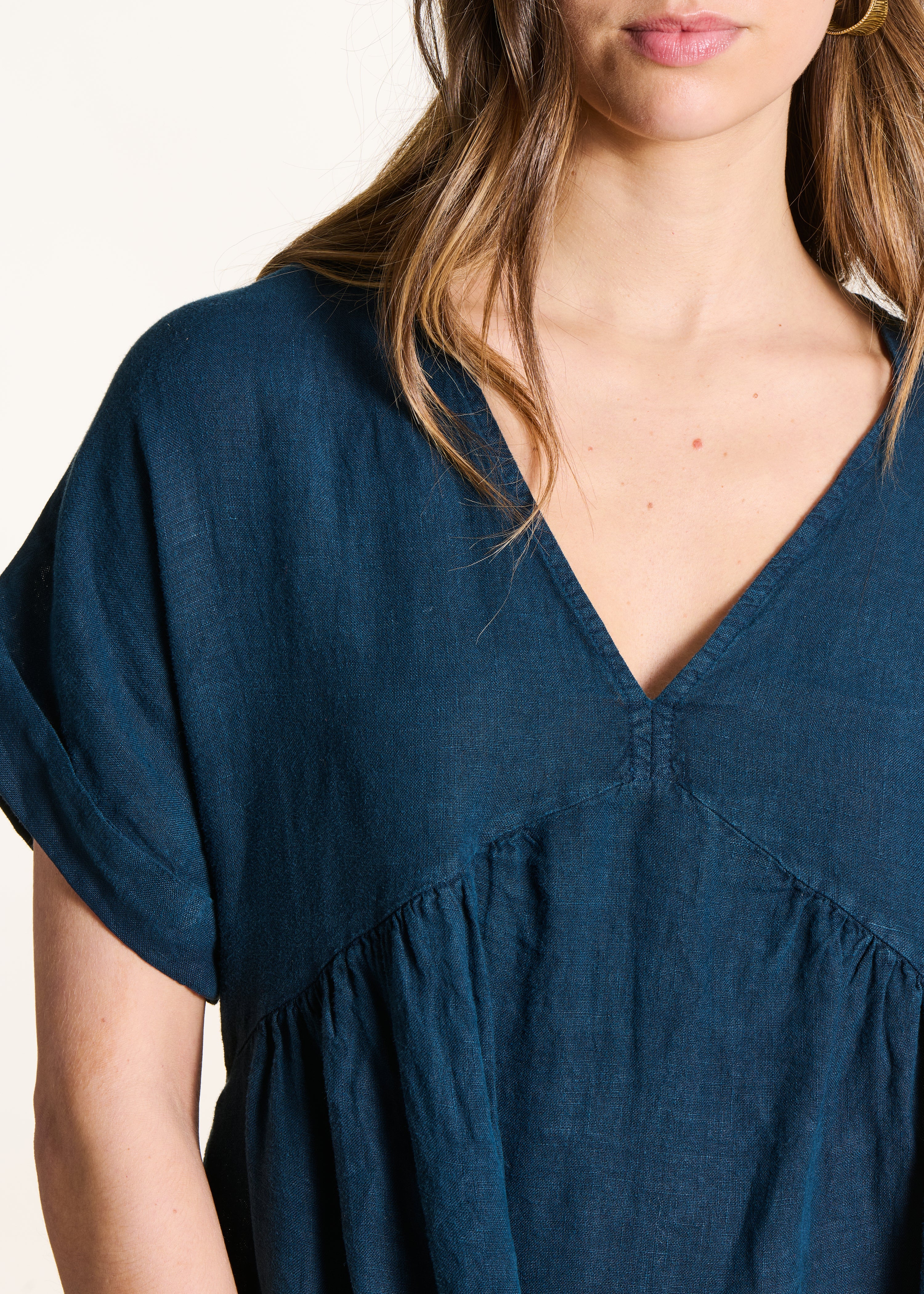 Vestido comprido fluído em linho azul petróleo com mangas curtas