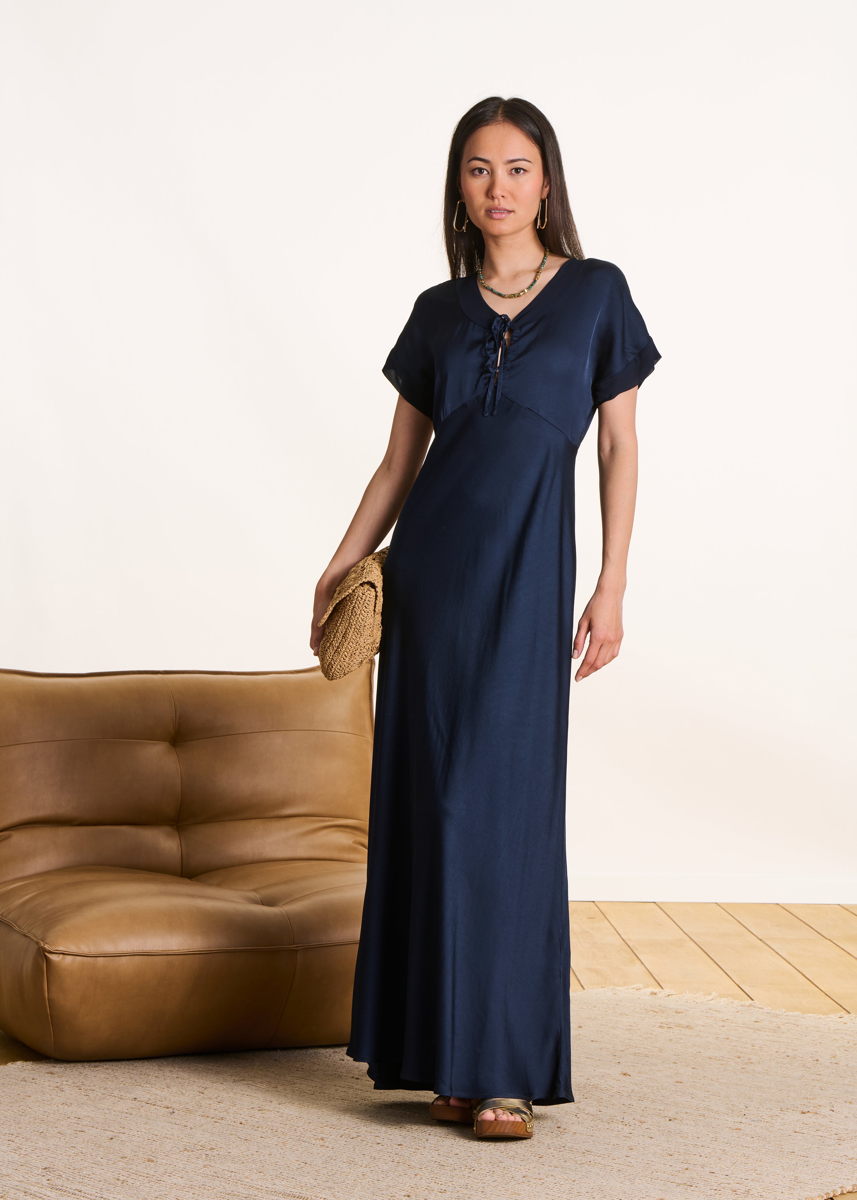 Langes, tailliertes Kleid aus dunkelblauem Satin