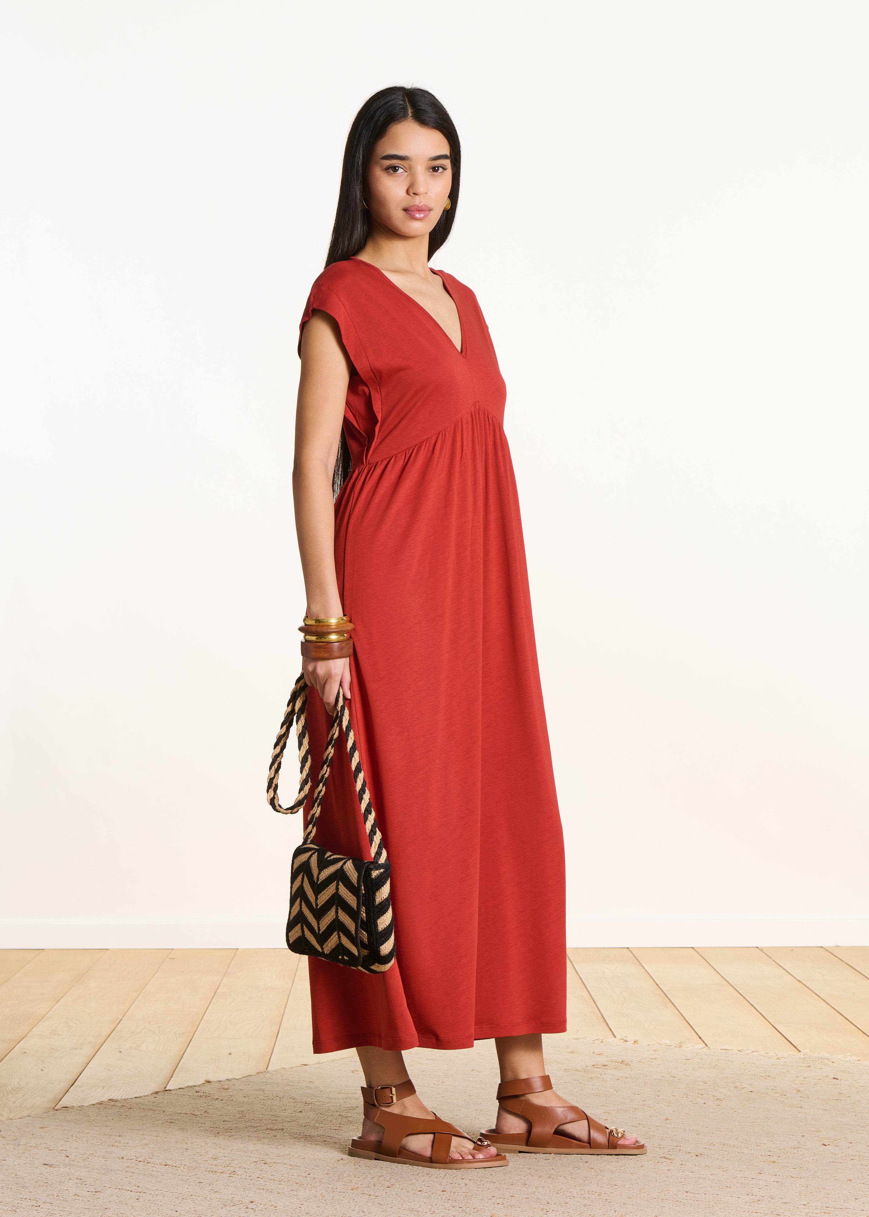 Robe midi fluide rouge à col V en lyocell