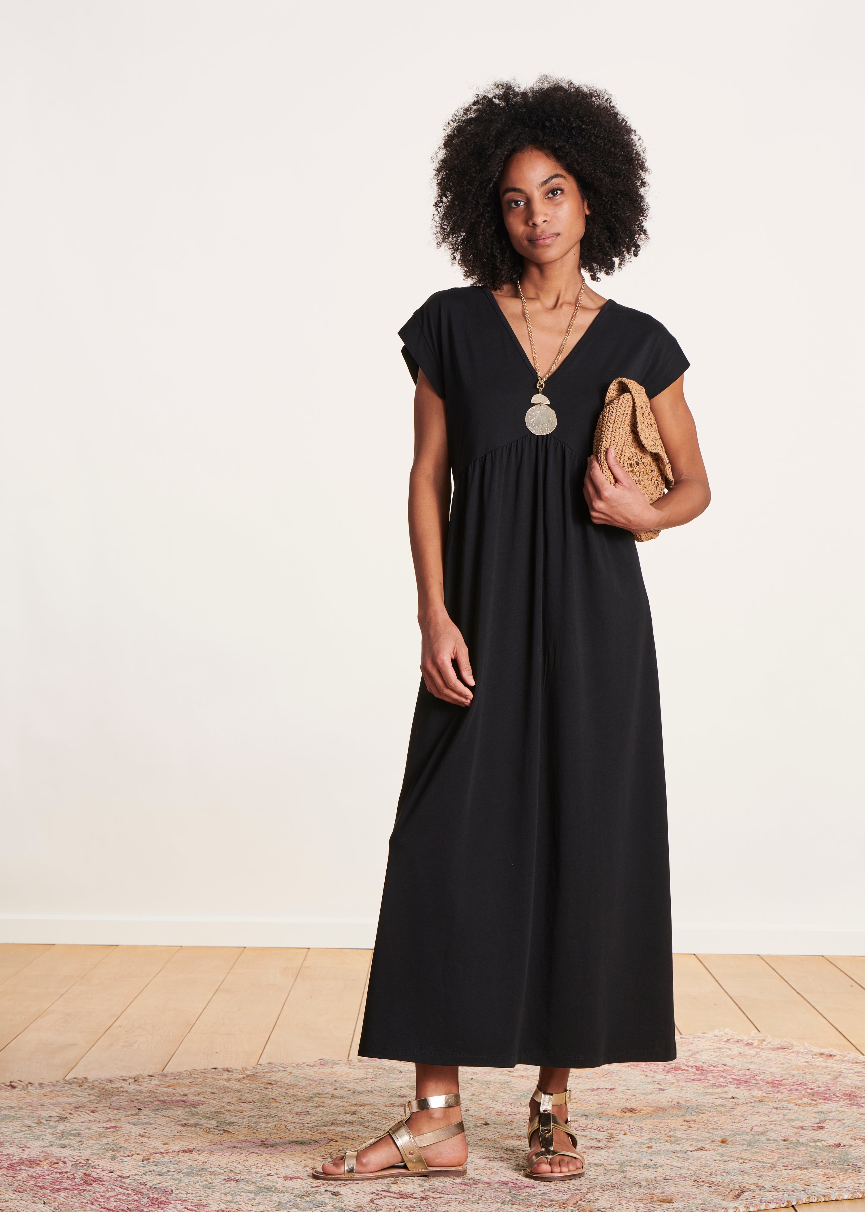 Robe midi fluide noire à col V en lyocell