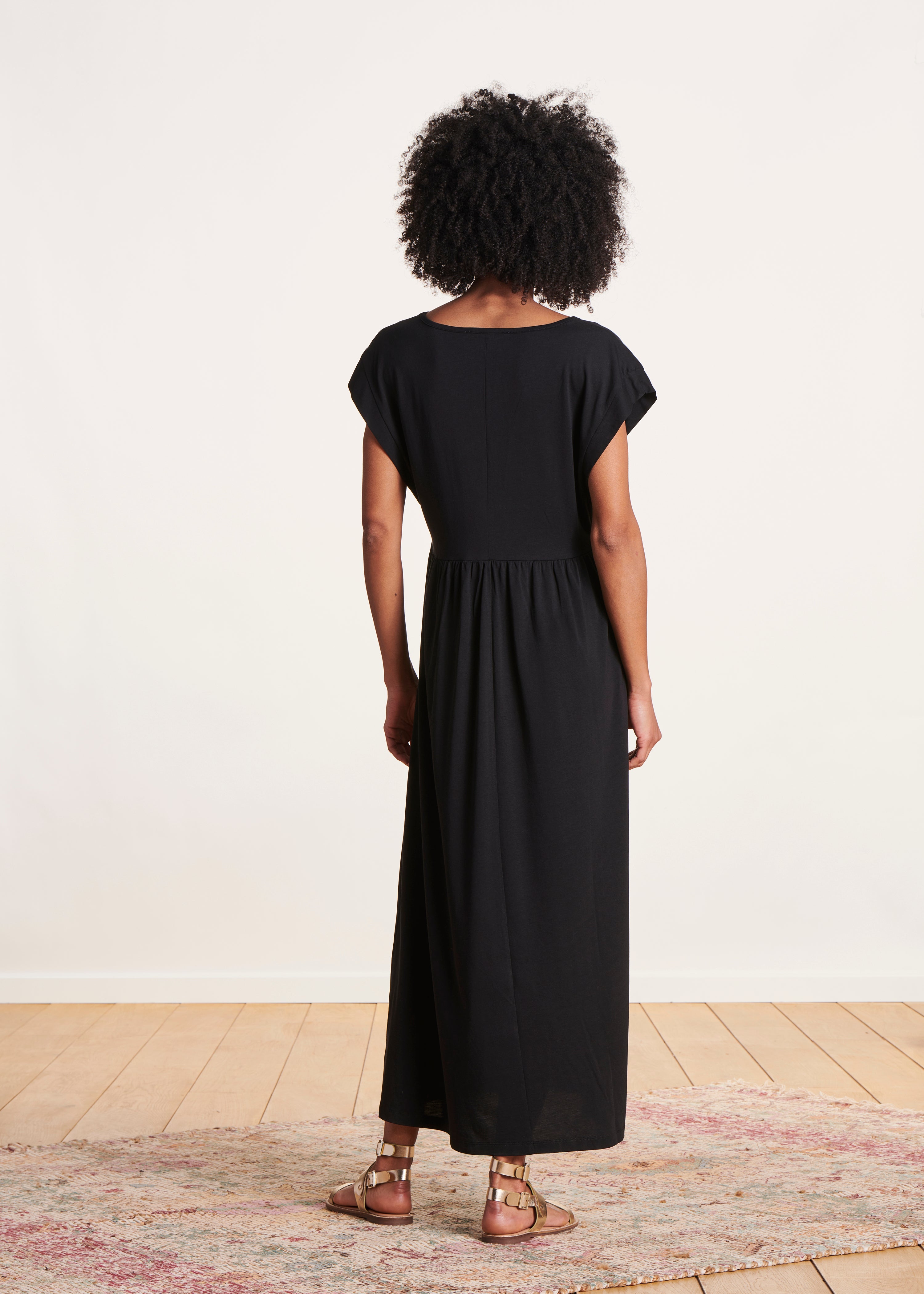 Robe midi fluide noire à col V en lyocell