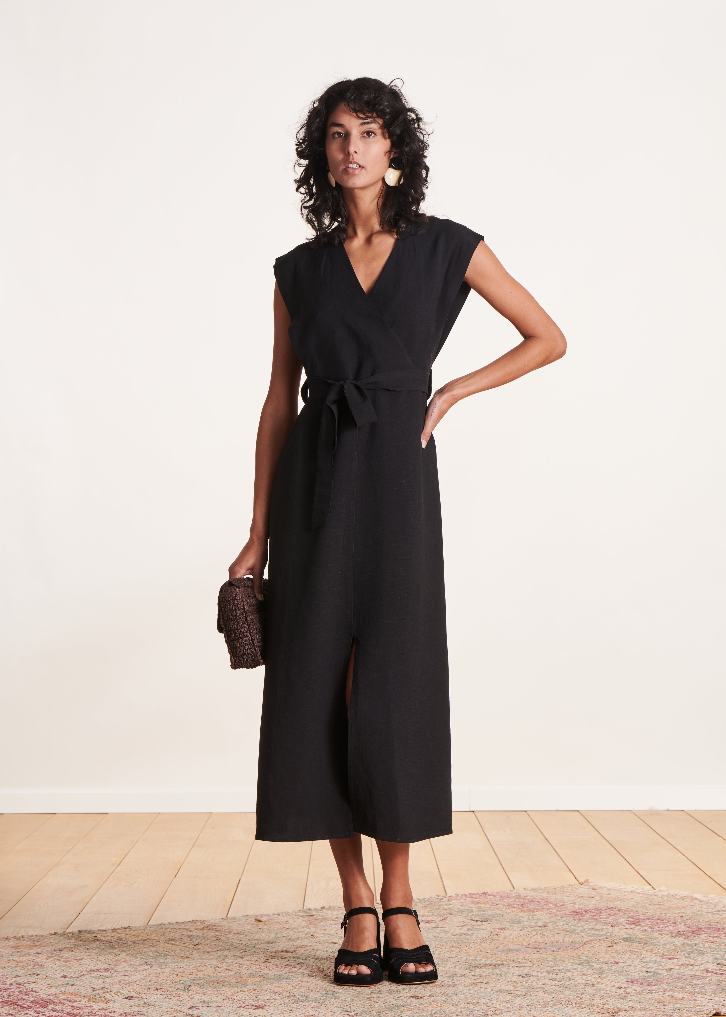 Robe mi-longue fendue cache-cœur noire