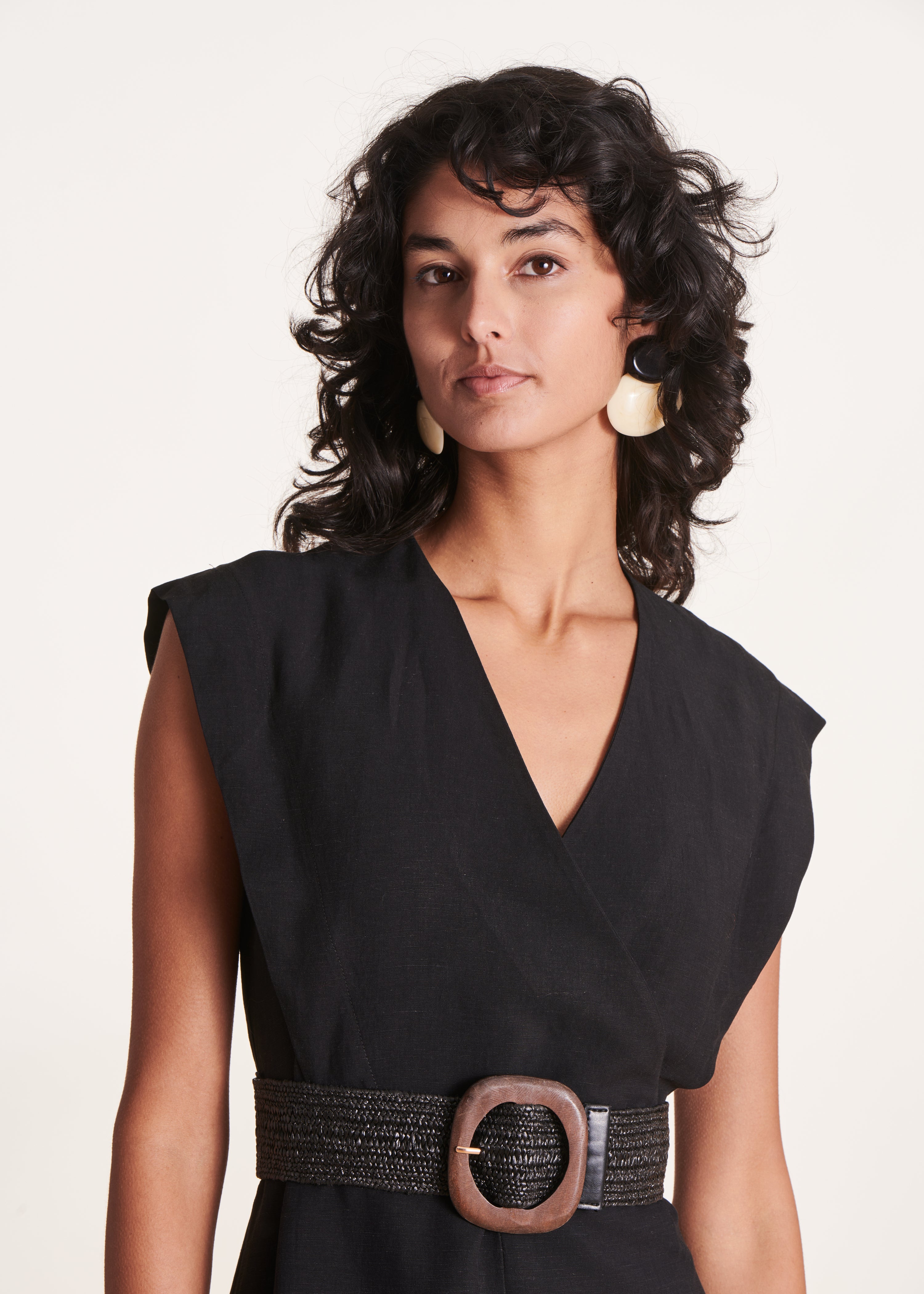 Robe mi-longue fendue cache-cœur noire