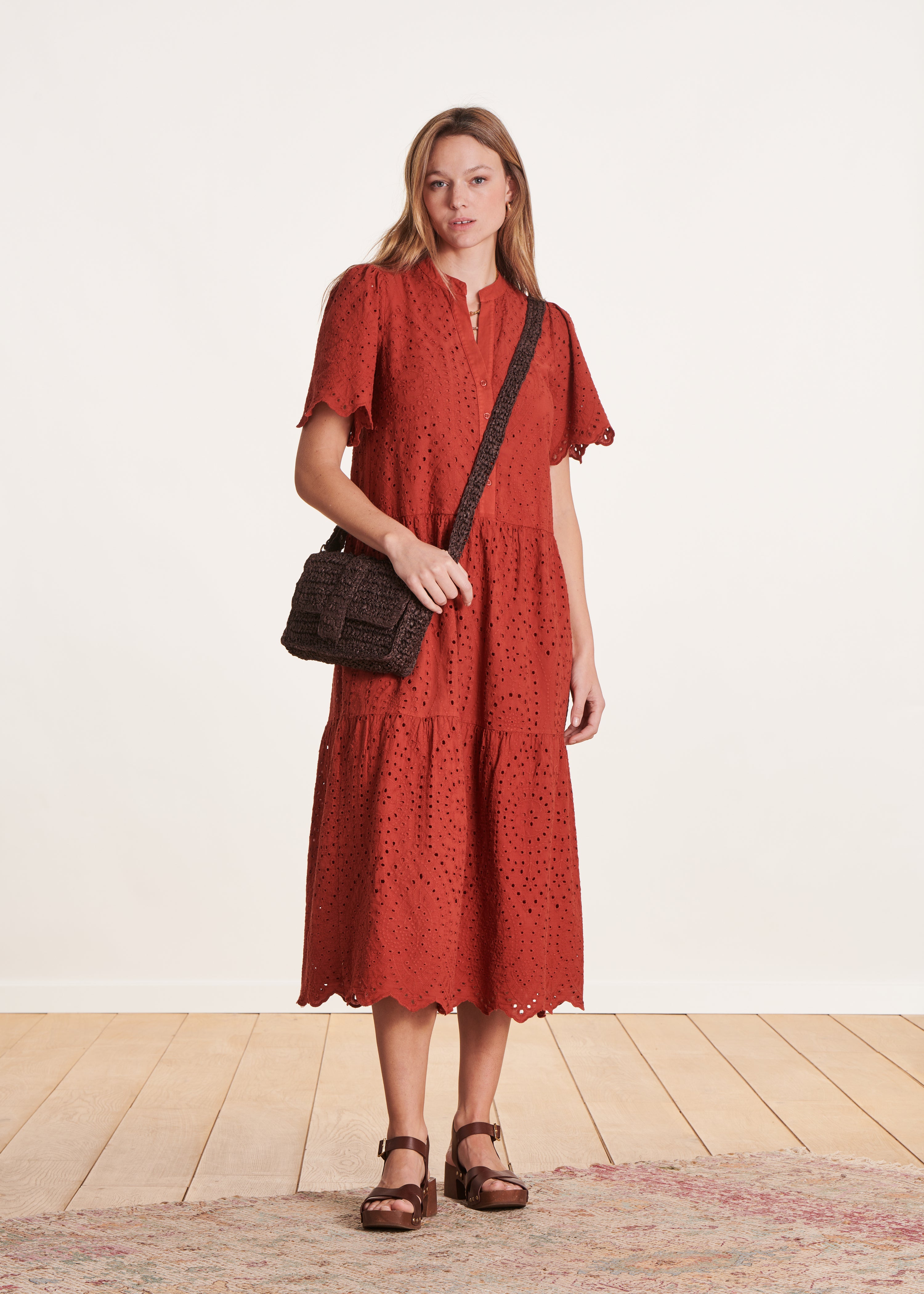 Robe longue terracotta en broderie anglaise manches courtes