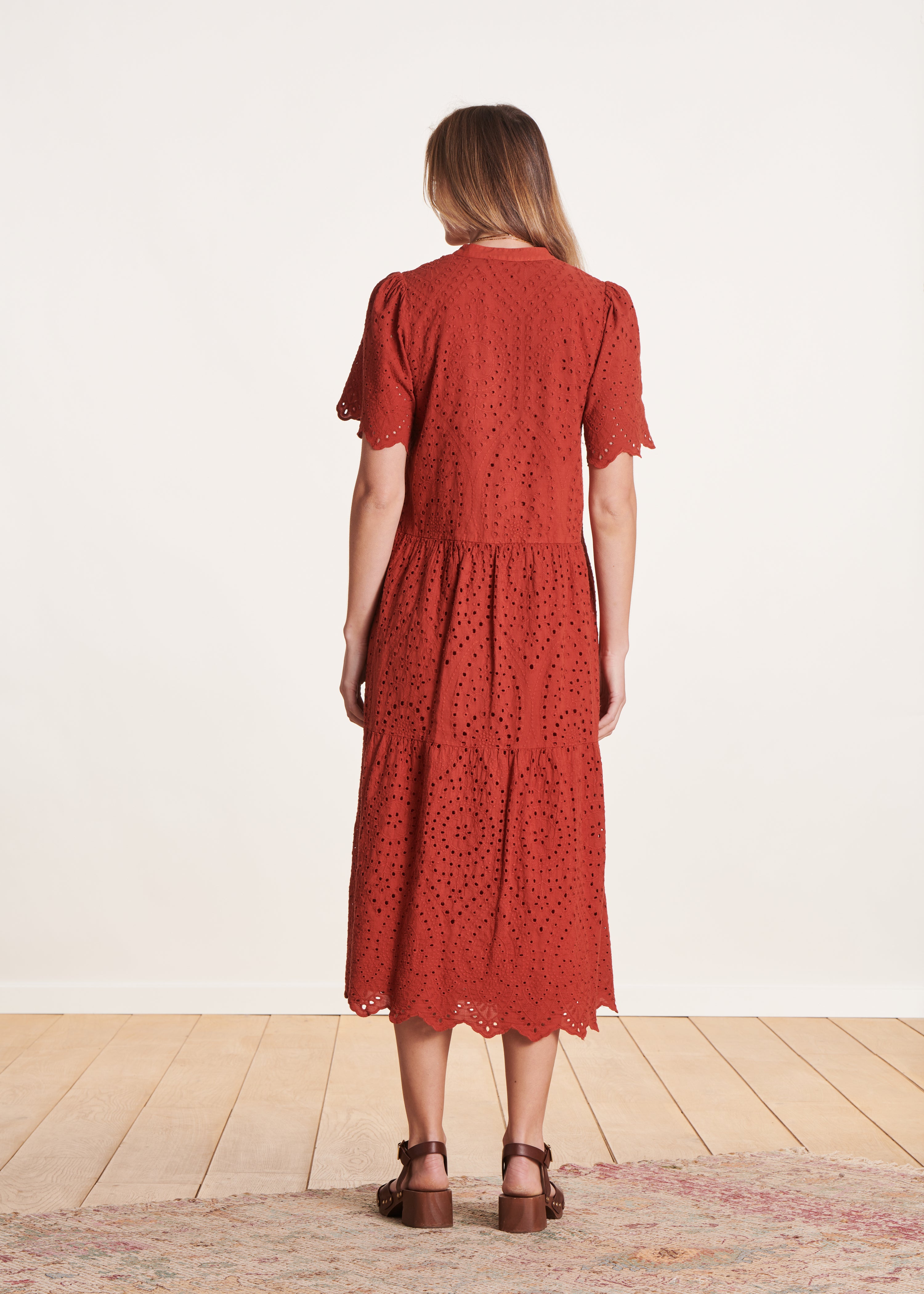 Robe longue terracotta en broderie anglaise manches courtes