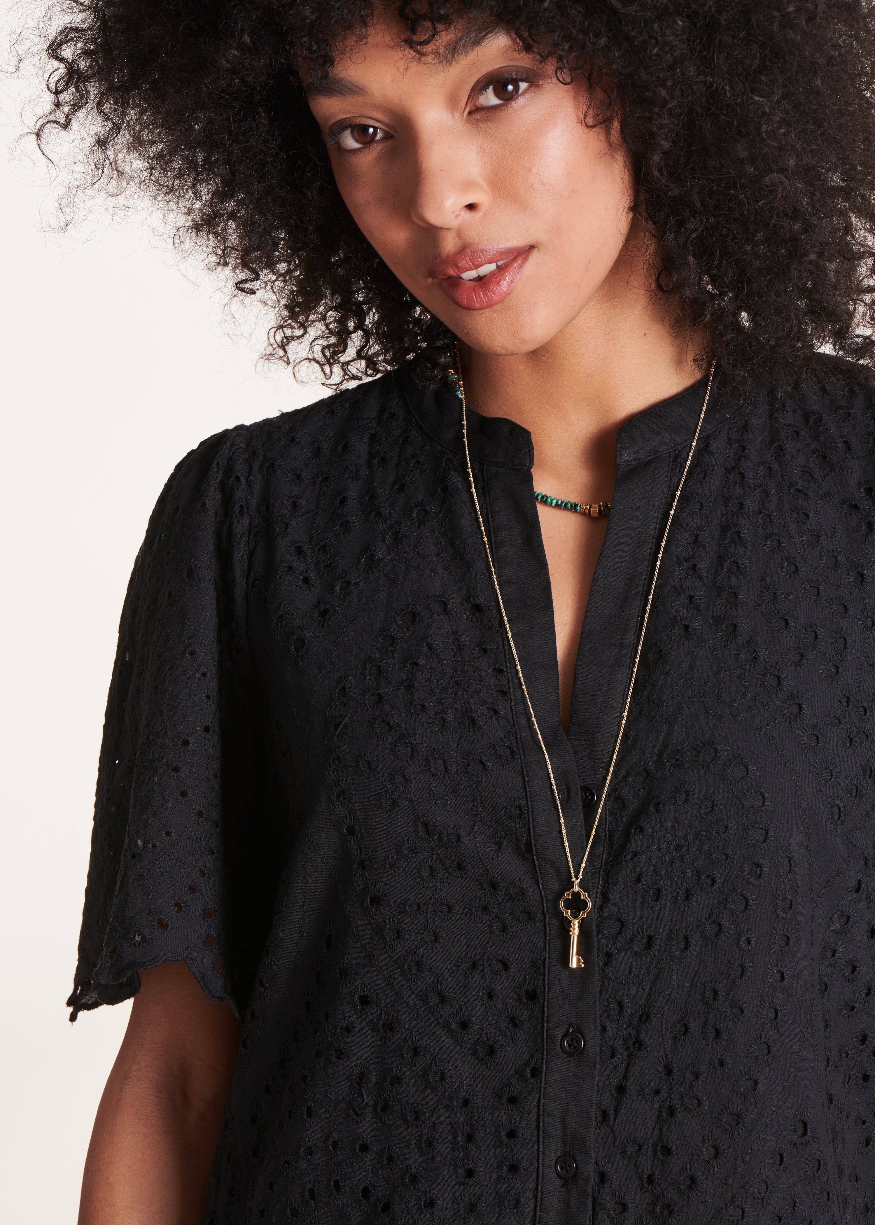 Robe longue noire en broderie anglaise manches courtes