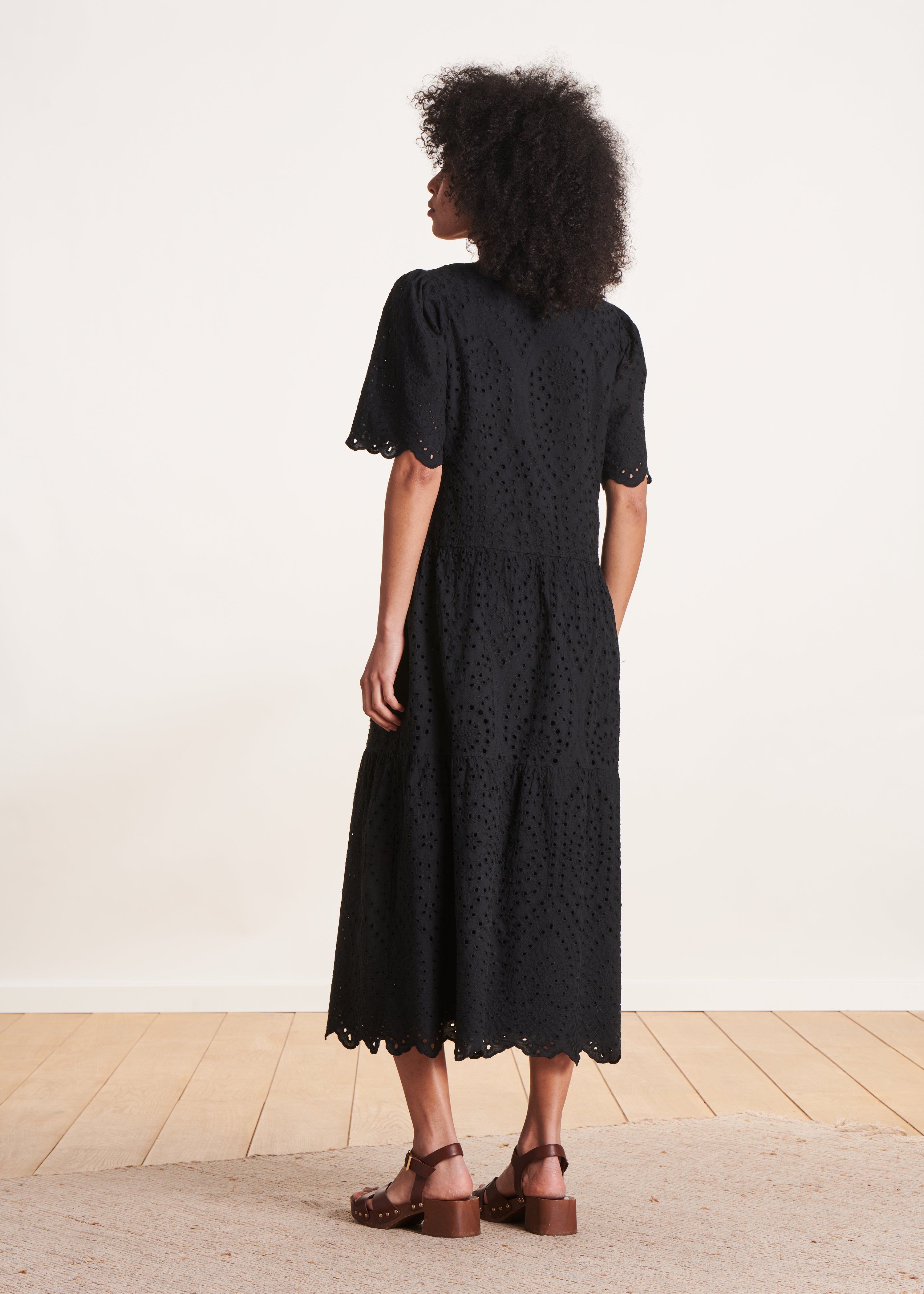 Robe longue noire en broderie anglaise manches courtes