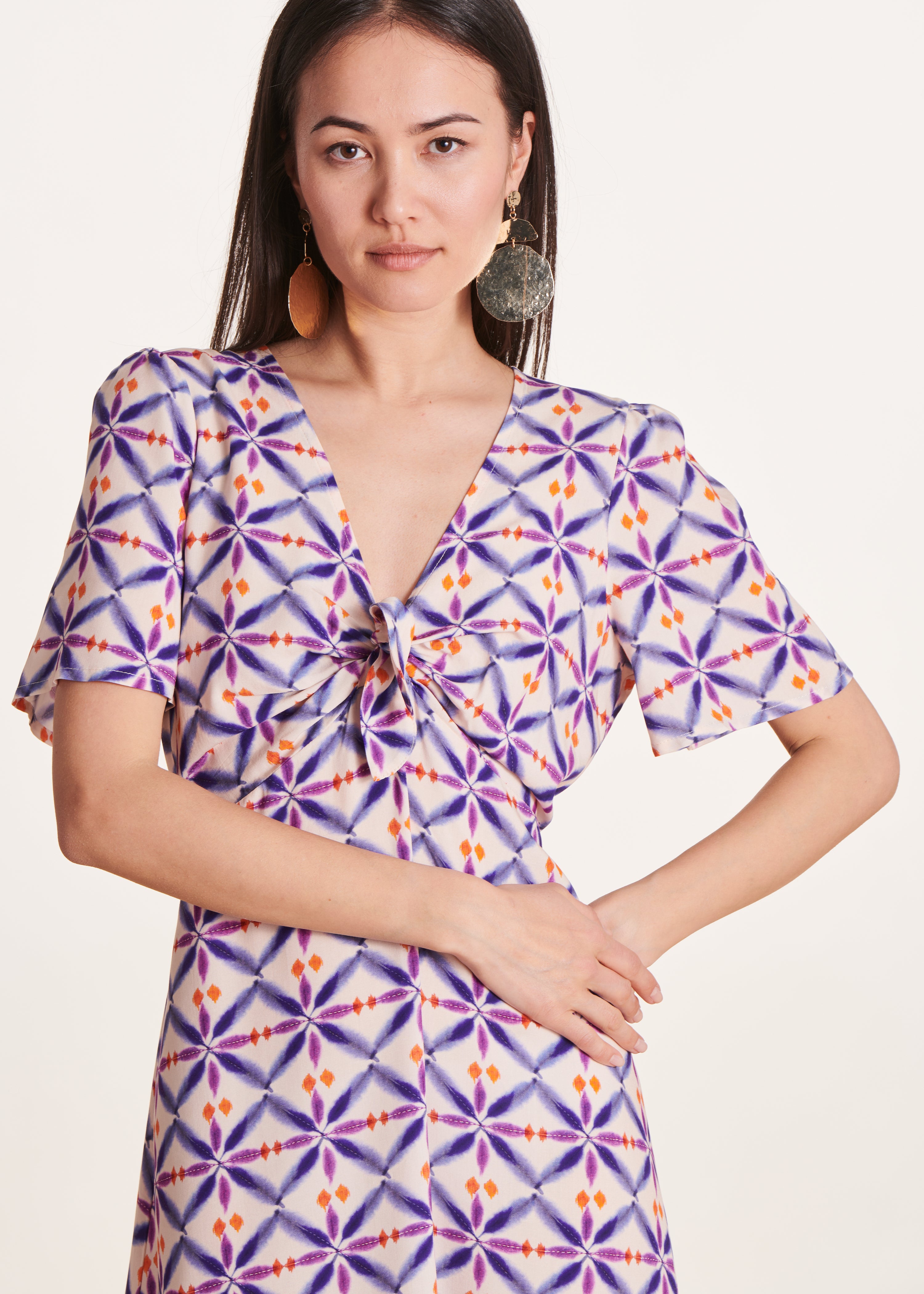 Robe mi-longue à imprimé violet manches courtes