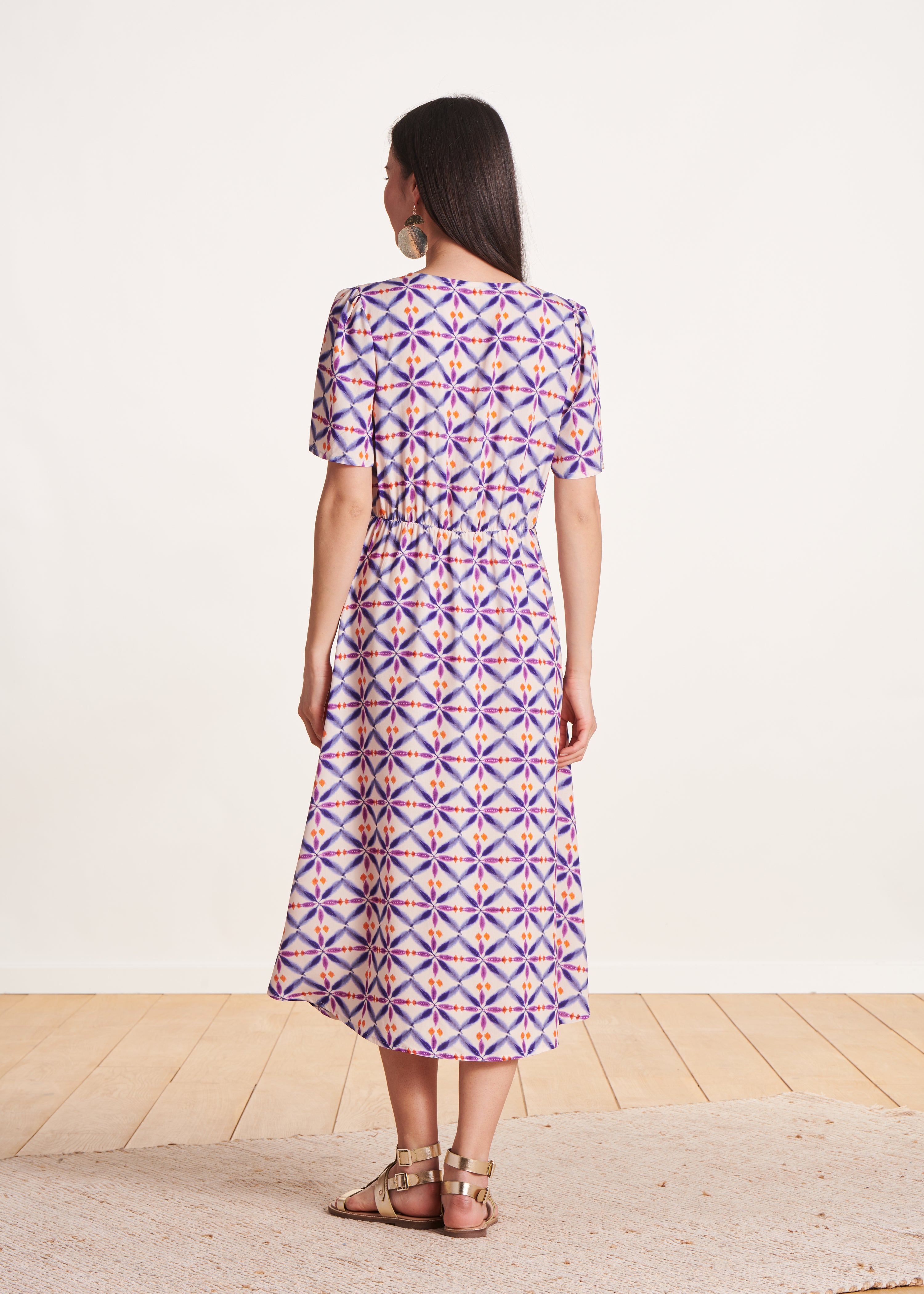 Robe mi-longue à imprimé violet manches courtes