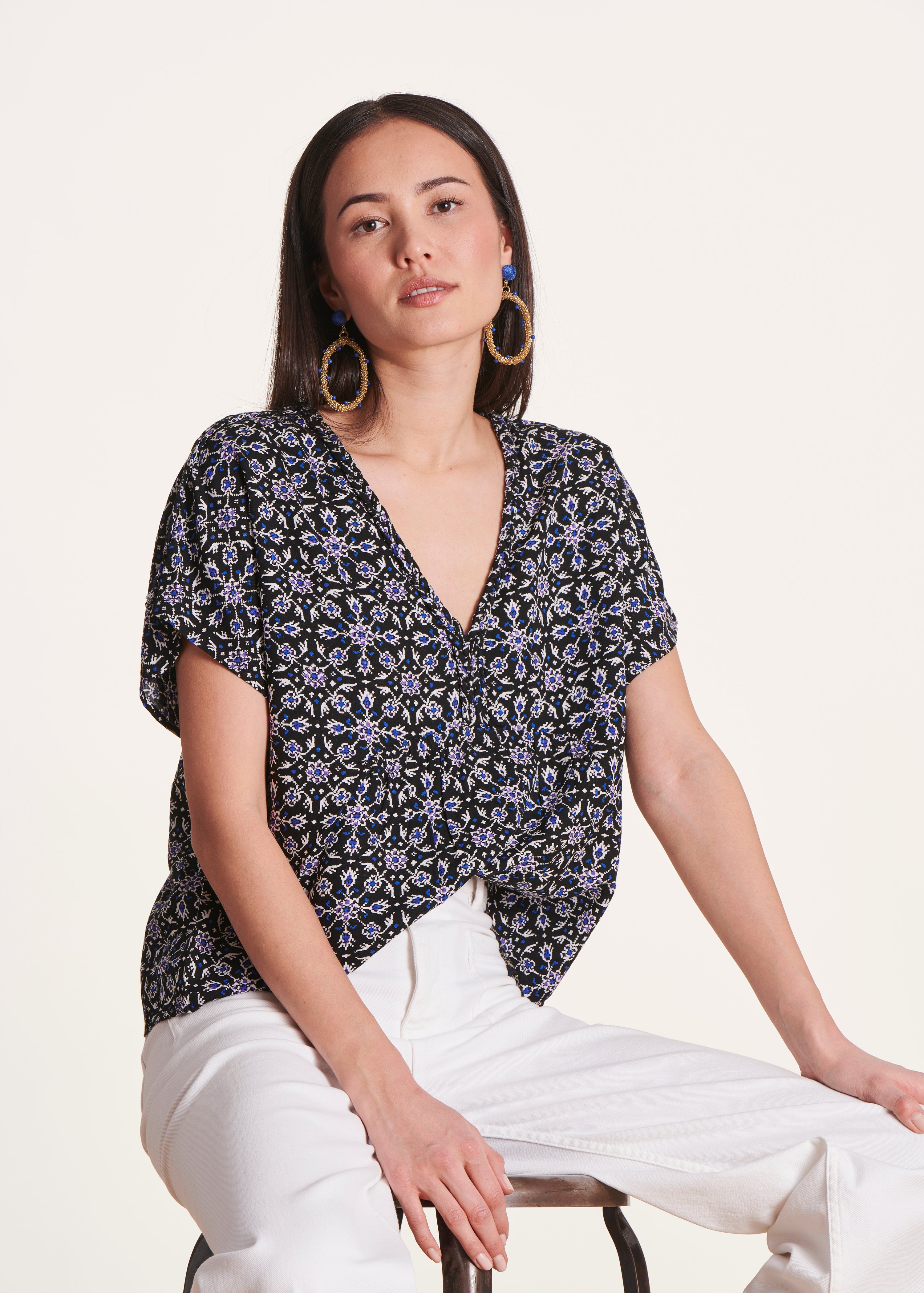 Top nero con scollo a V e stampa a maniche corte