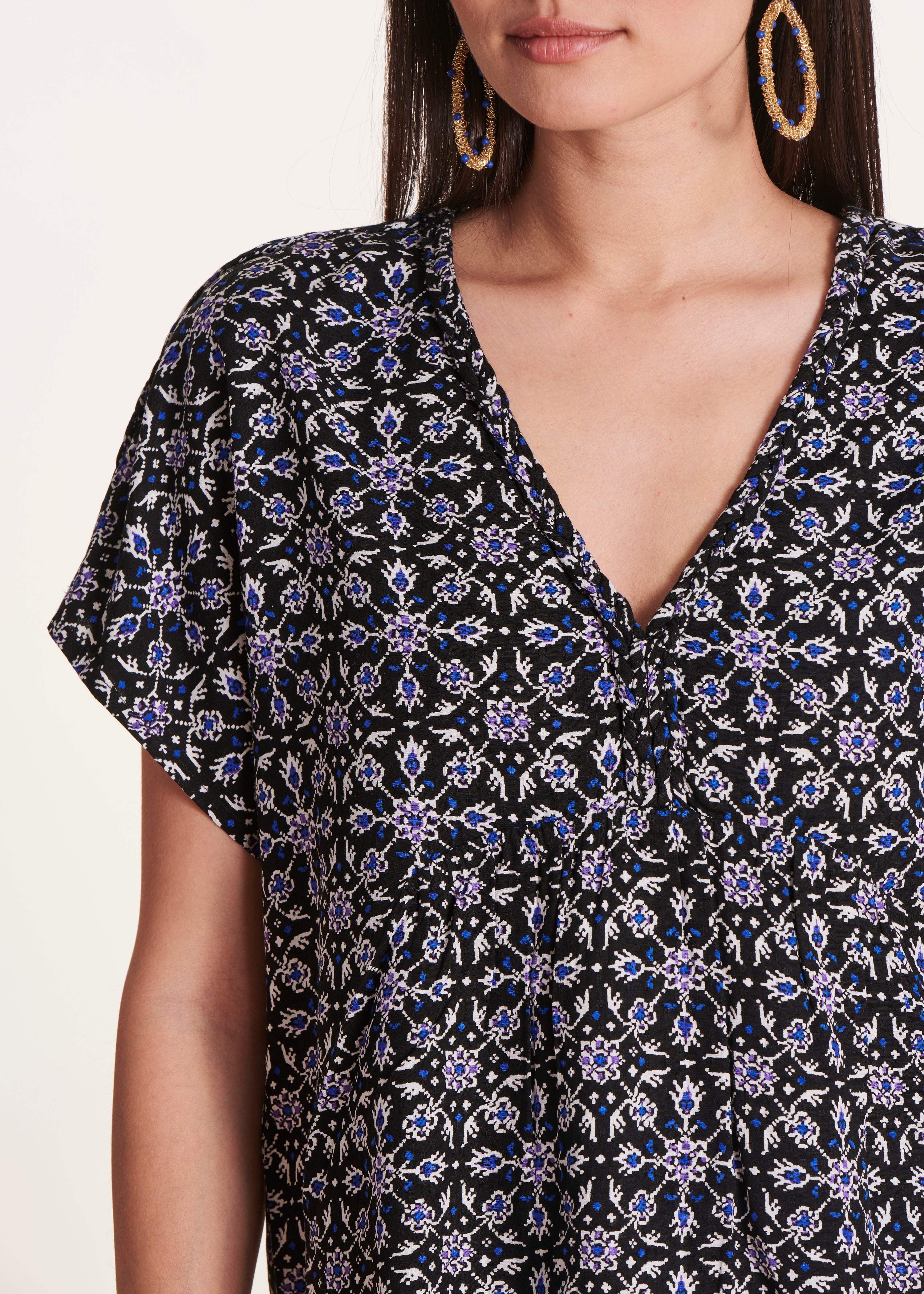 Top nero con scollo a V e stampa a maniche corte