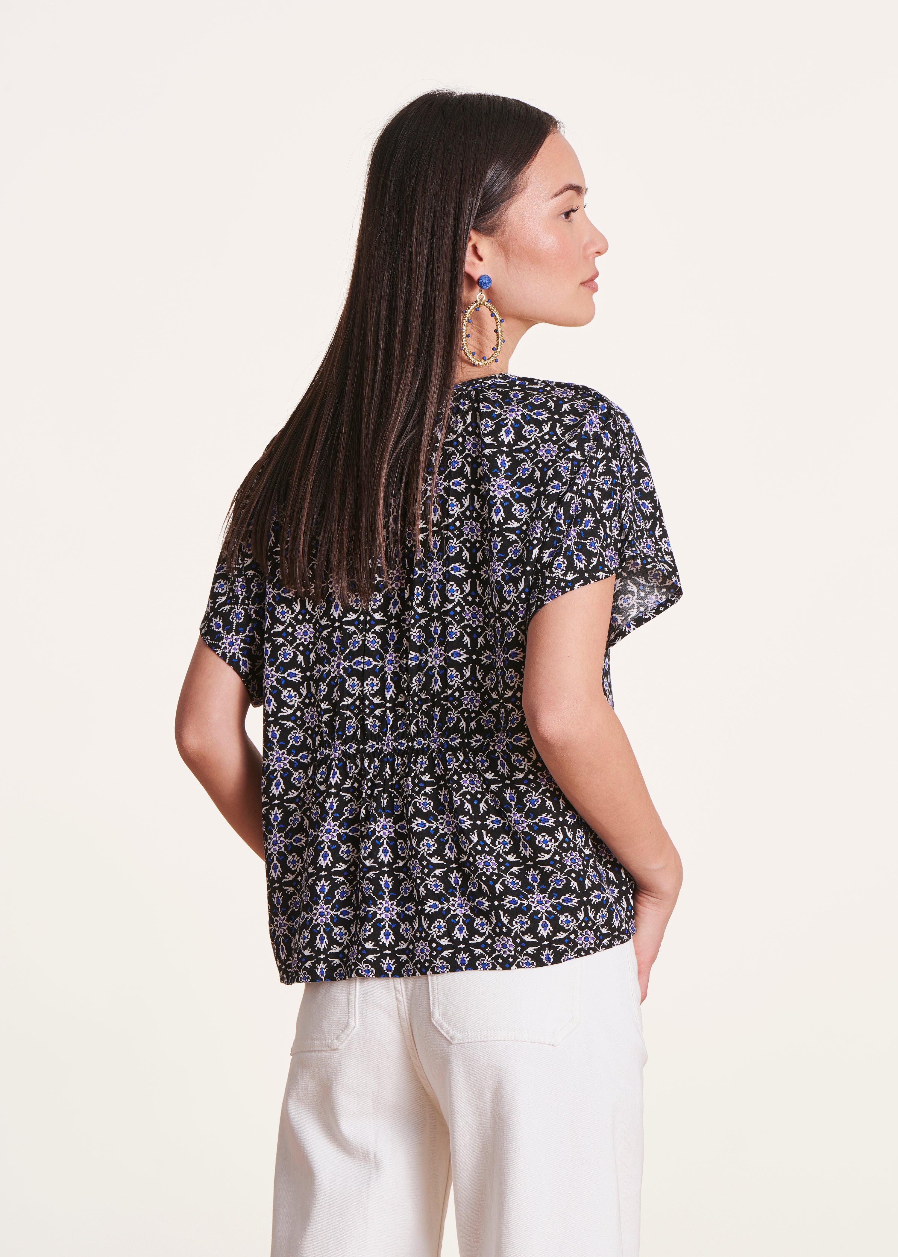 Top nero con scollo a V e stampa a maniche corte
