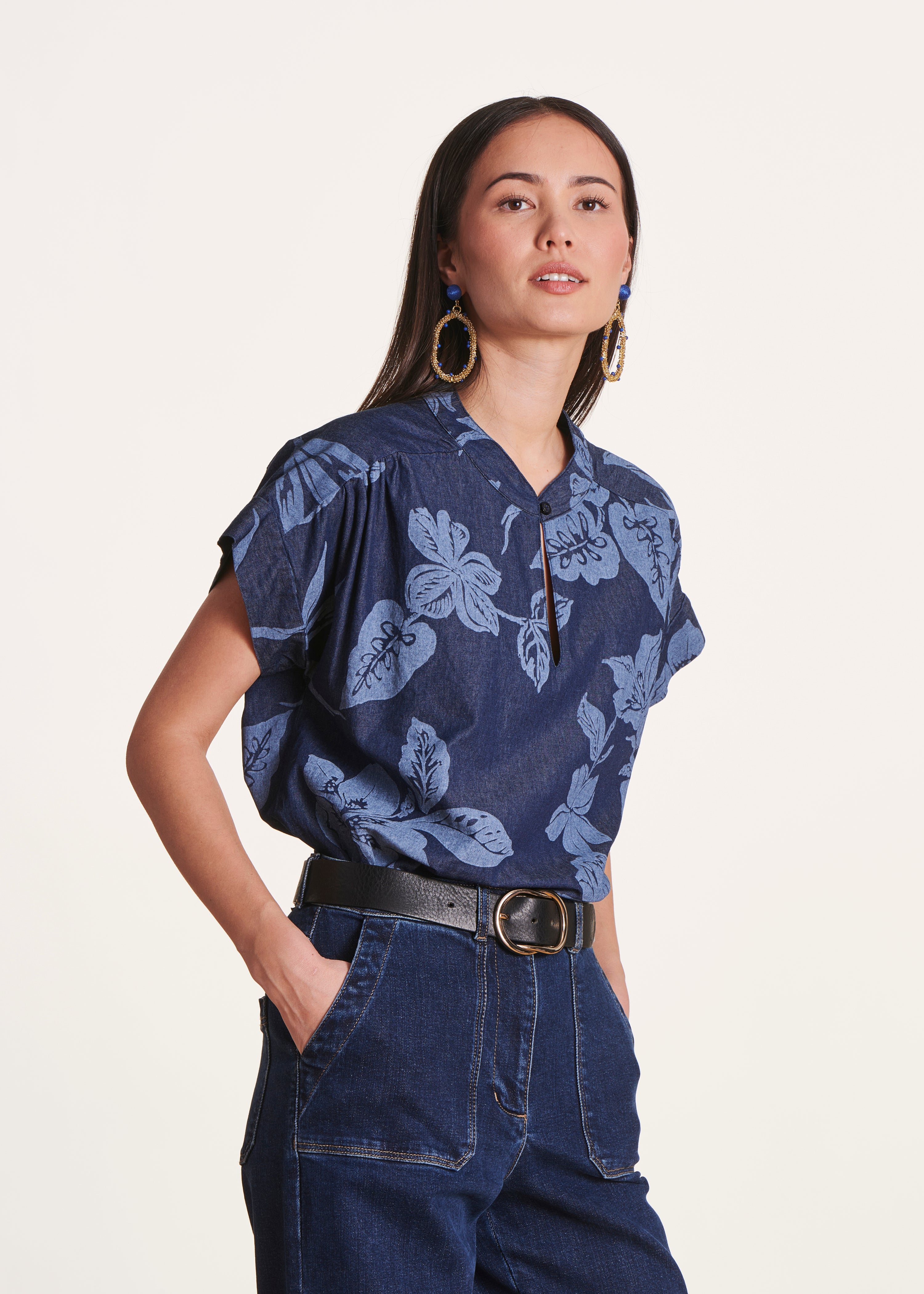 Top in cotone chambray blu con stampa floreale