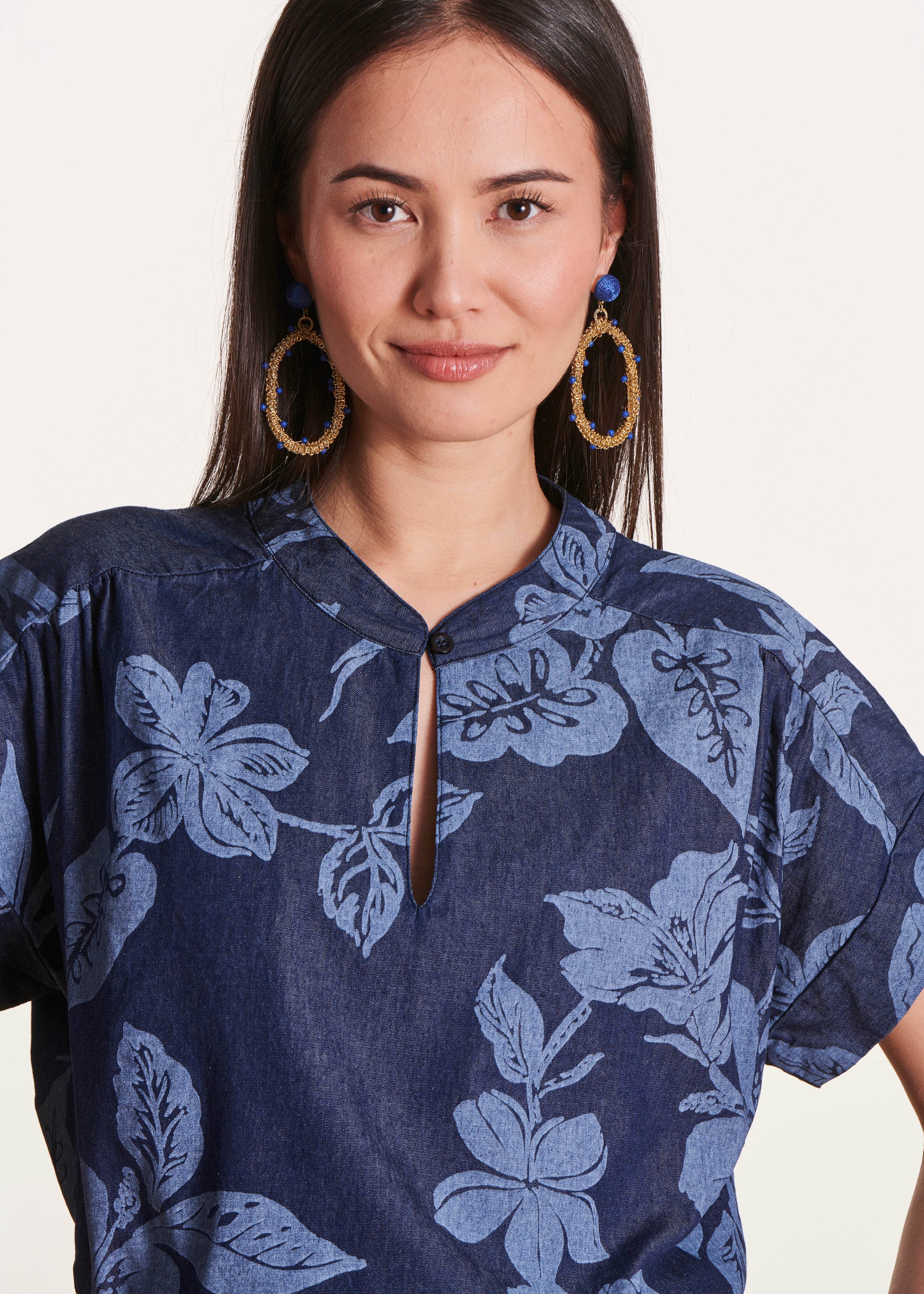 Top in cotone chambray blu con stampa floreale