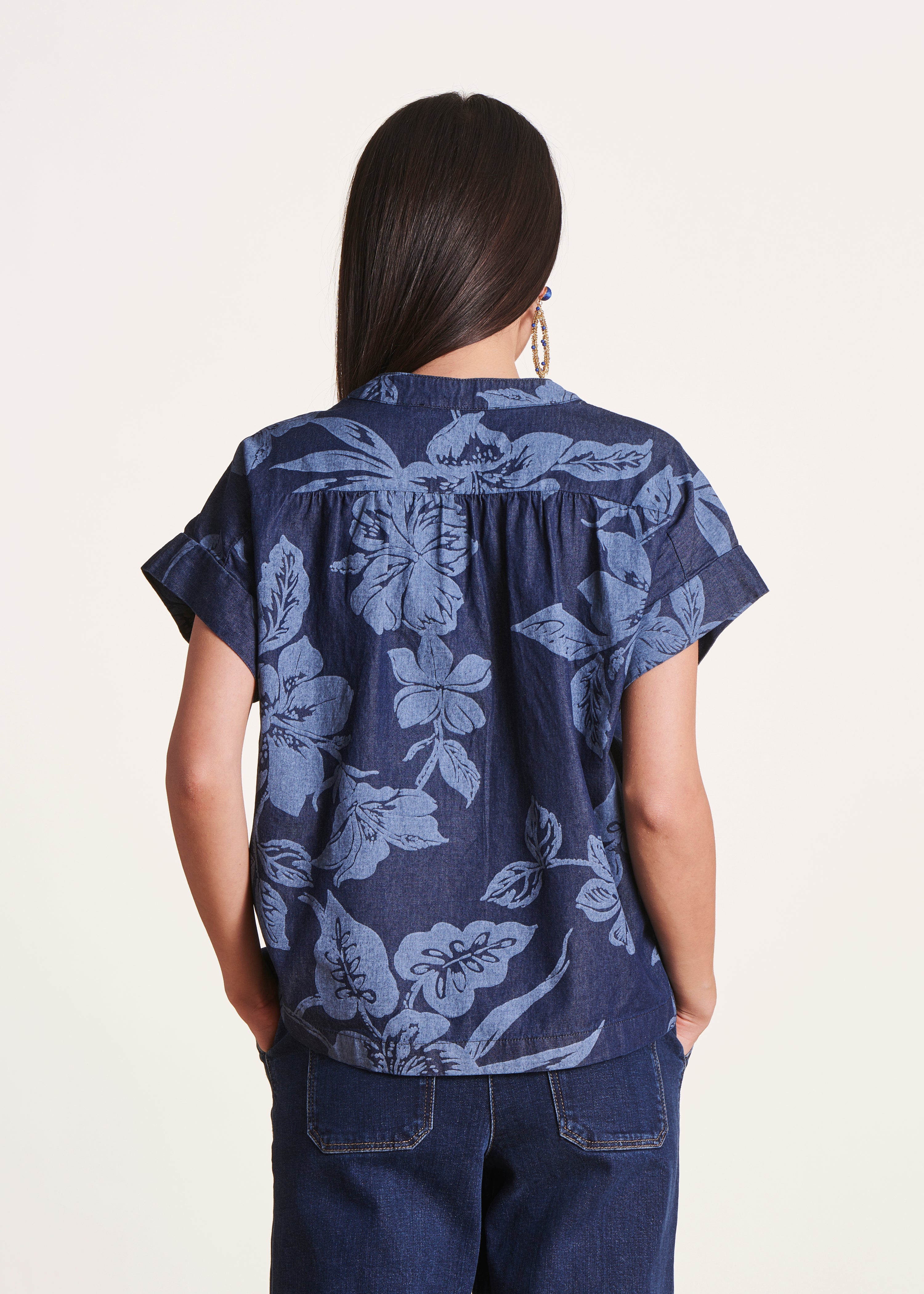 Top in cotone chambray blu con stampa floreale